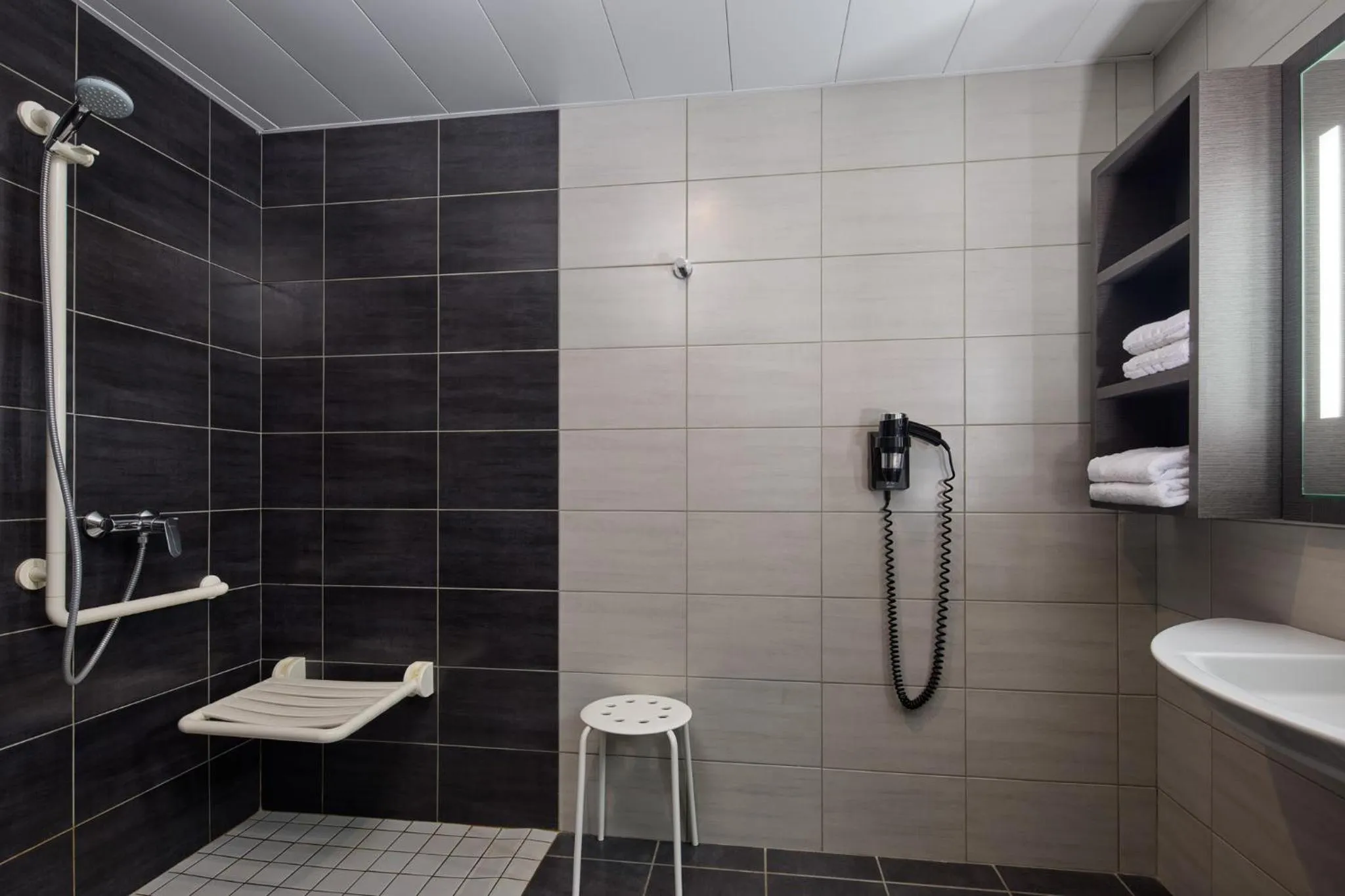 Shower in Hôtel Astrid