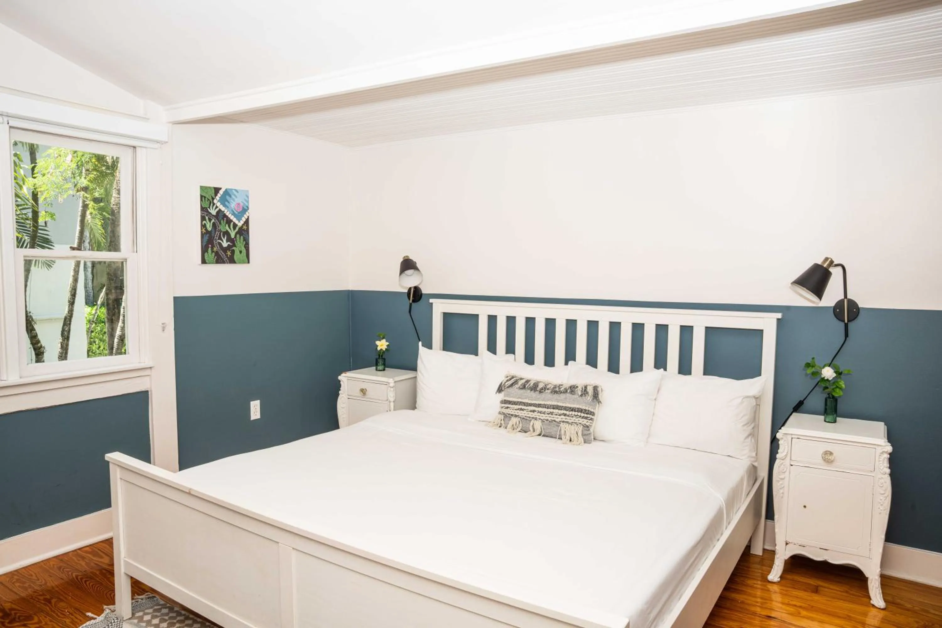 Bed in Miami River Inn by Renzzi