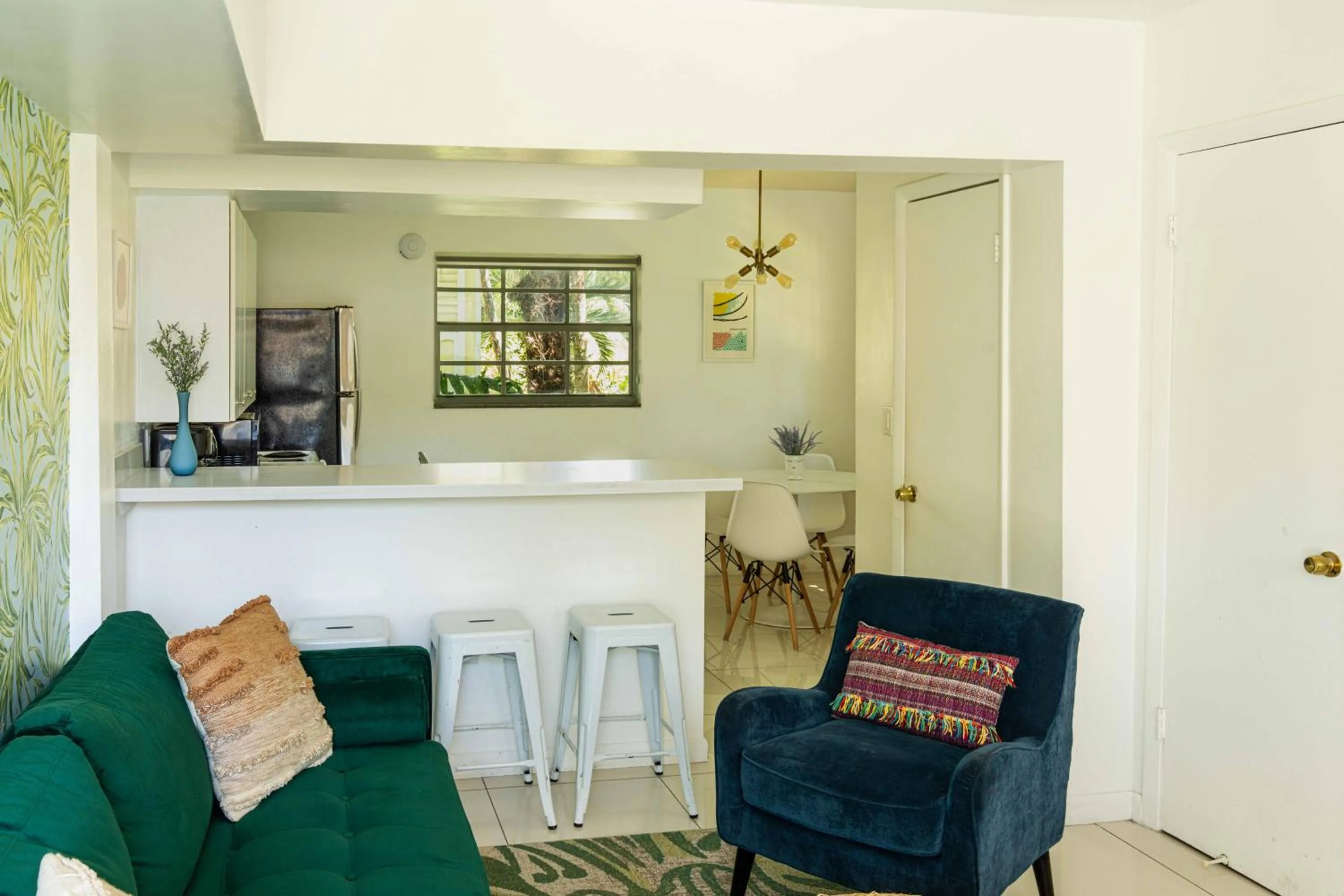 Living room in Miami River Inn by Renzzi