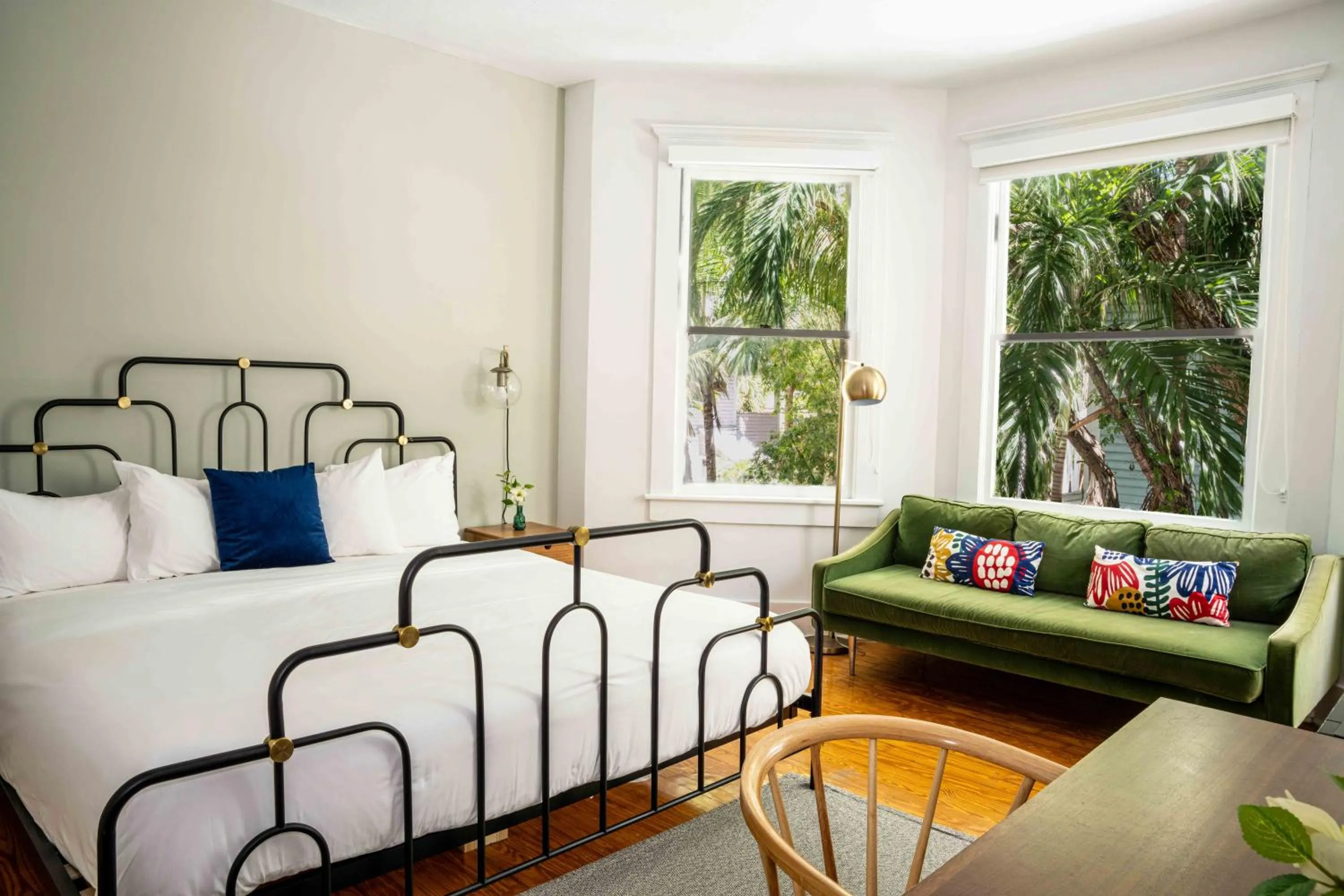 Living room, Bed in Miami River Inn by Renzzi