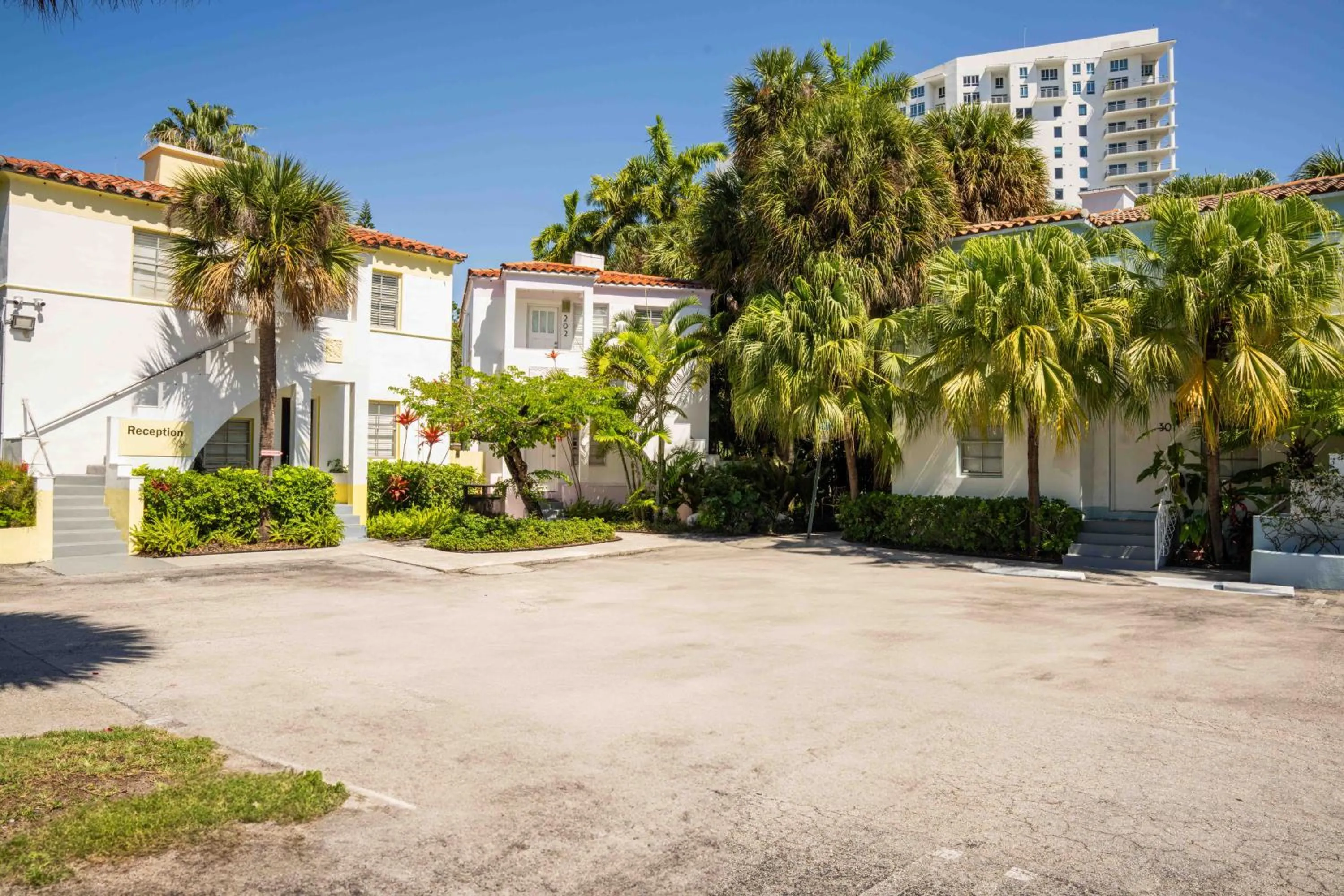 Facade/entrance in Miami River Inn by Renzzi