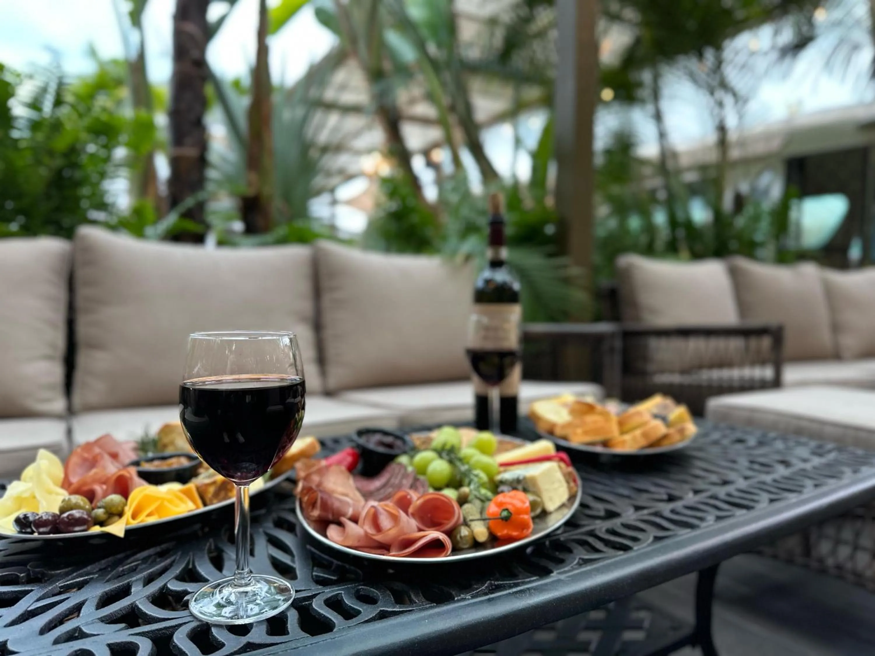 Restaurant/places to eat in Miami River Inn by Renzzi