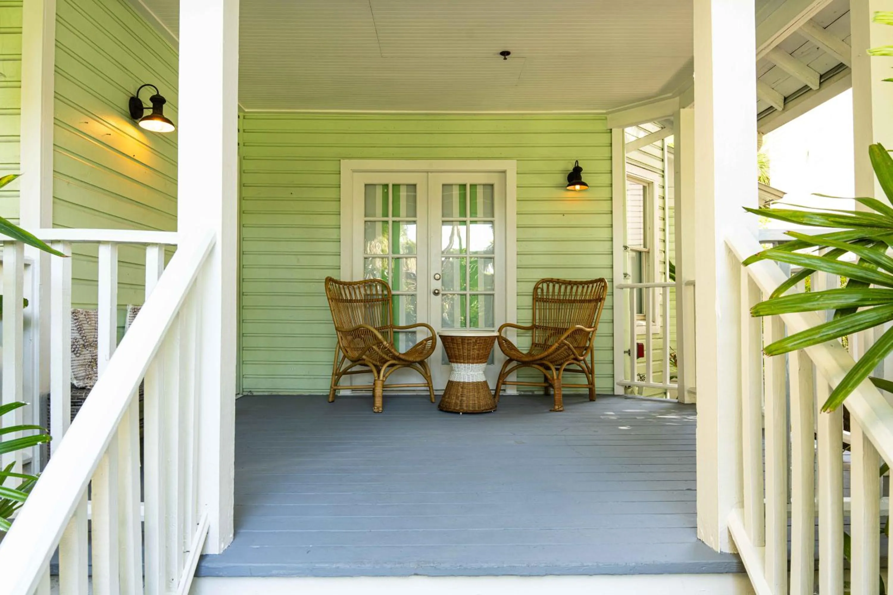 Day in Miami River Inn by Renzzi