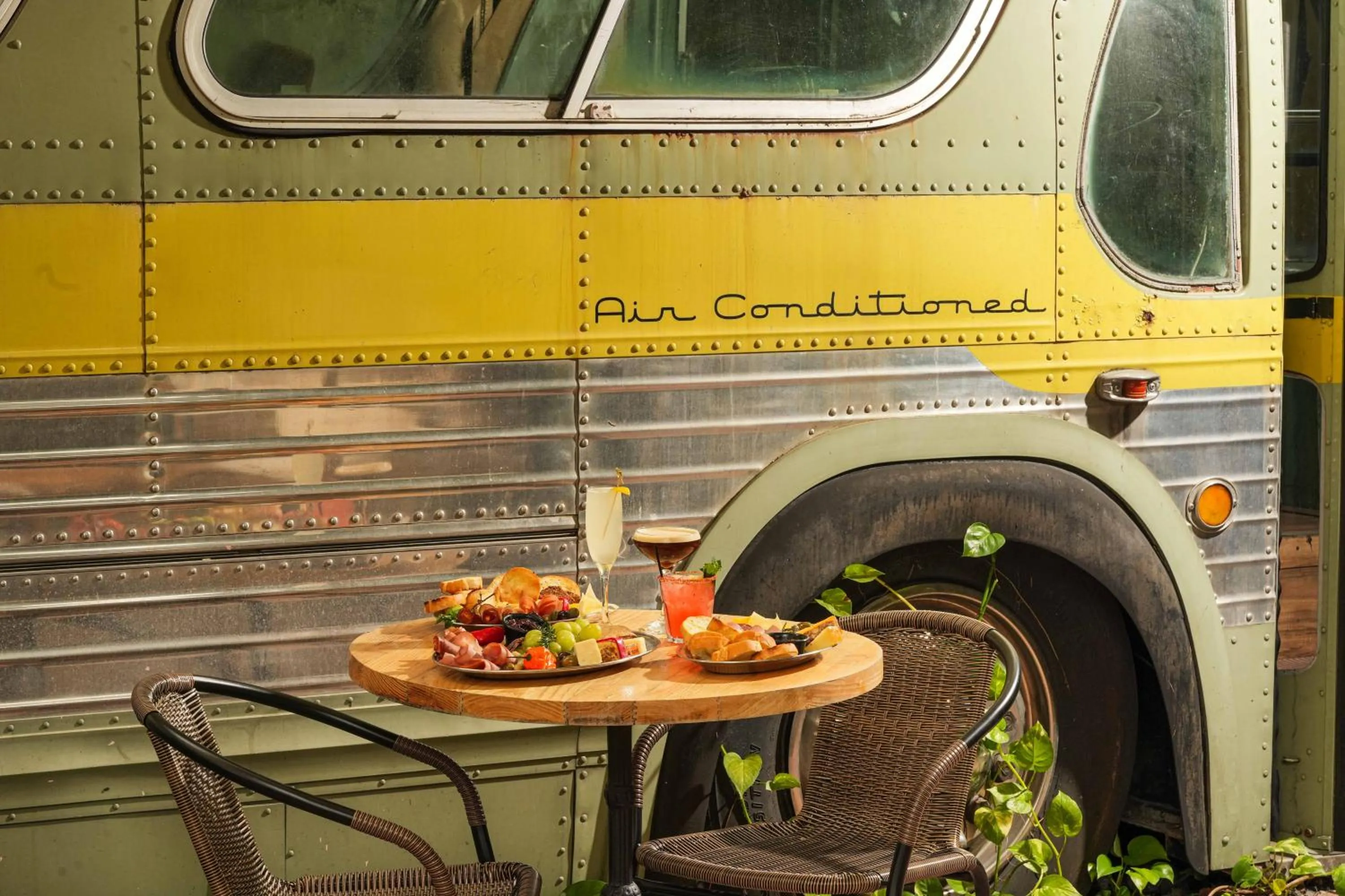 Restaurant/places to eat in Miami River Inn by Renzzi