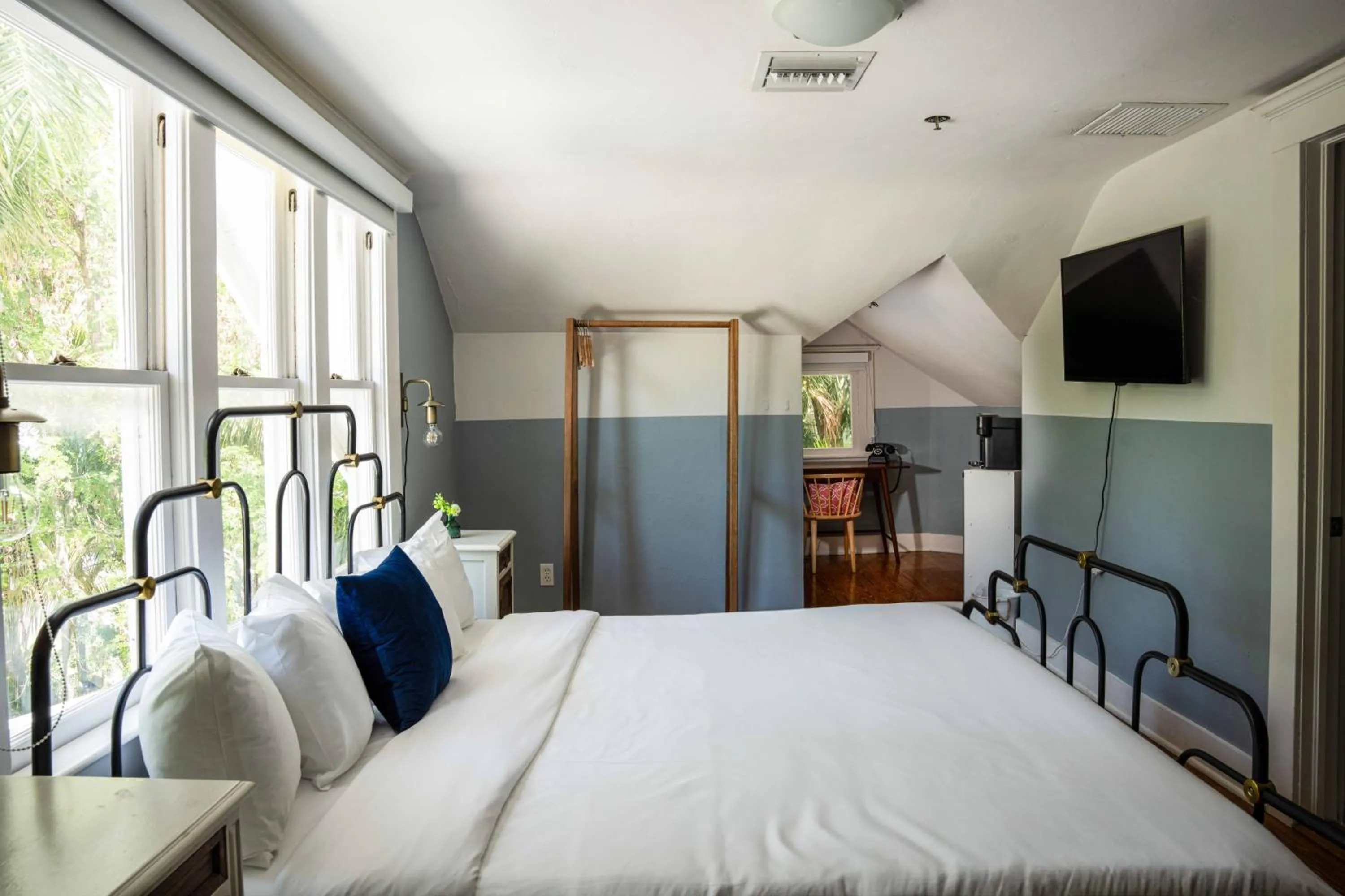 Communal lounge/ TV room, Bed in Miami River Inn by Renzzi