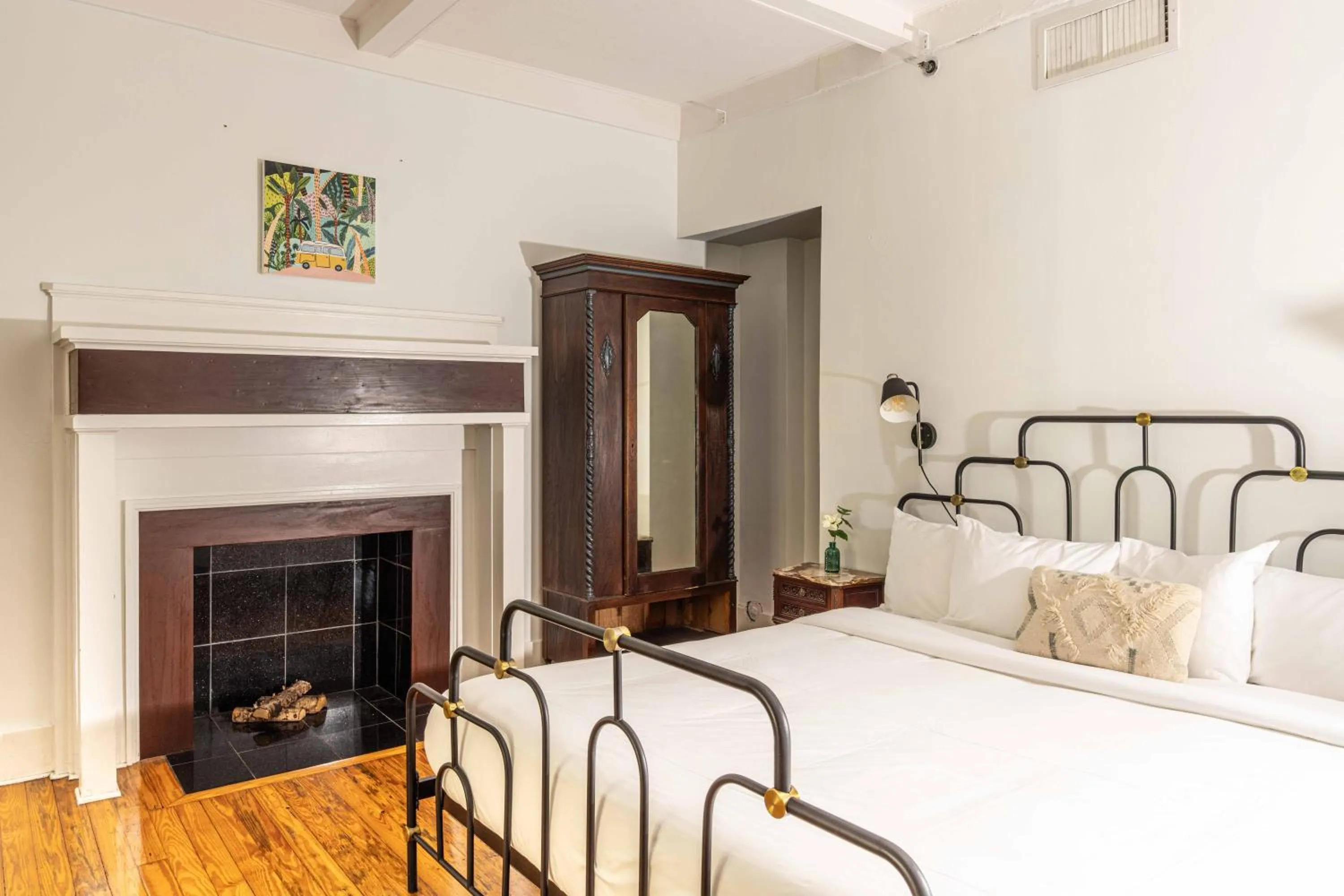 Bed in Miami River Inn by Renzzi