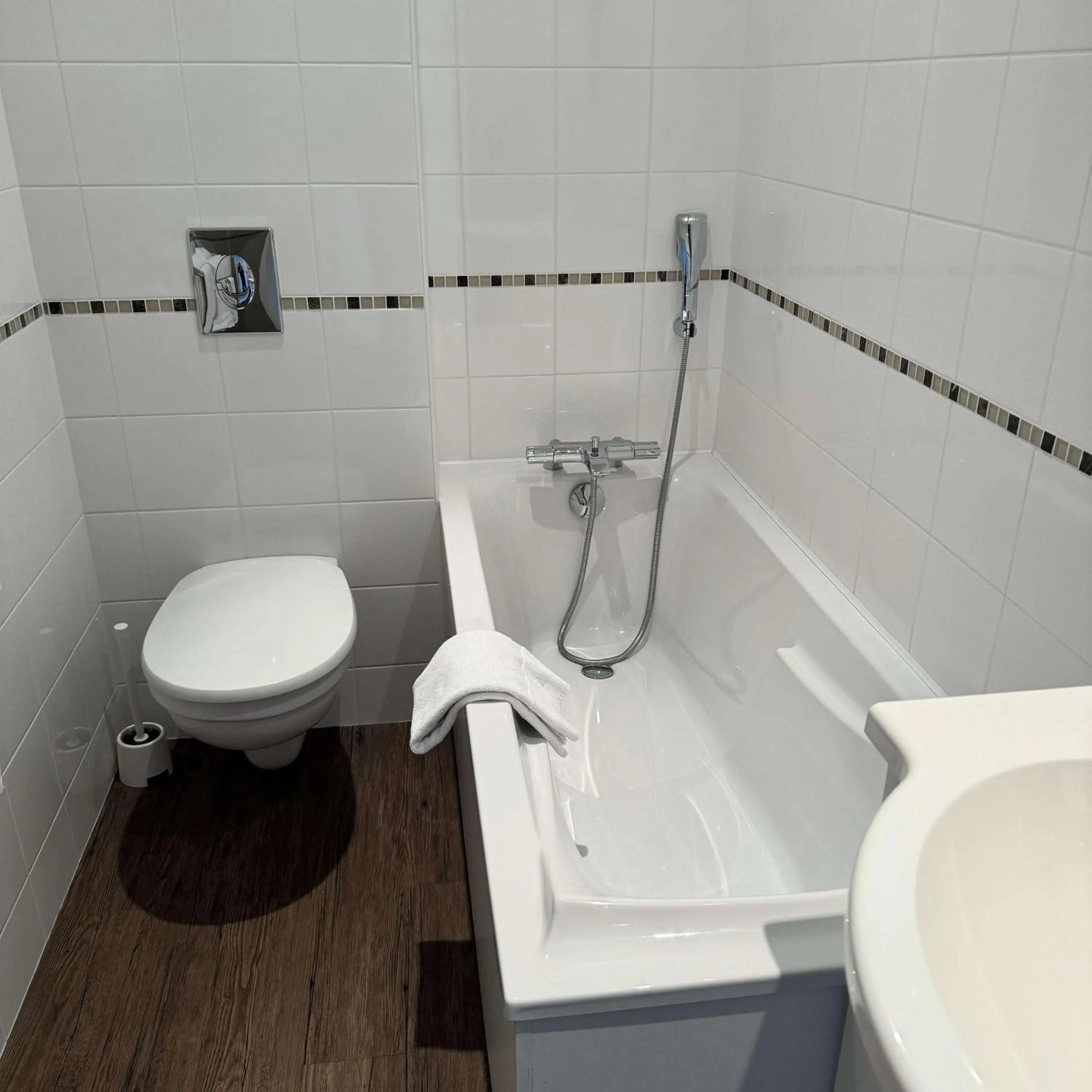 Bathroom in Brit Hotel Confort Bagnoles Normandie