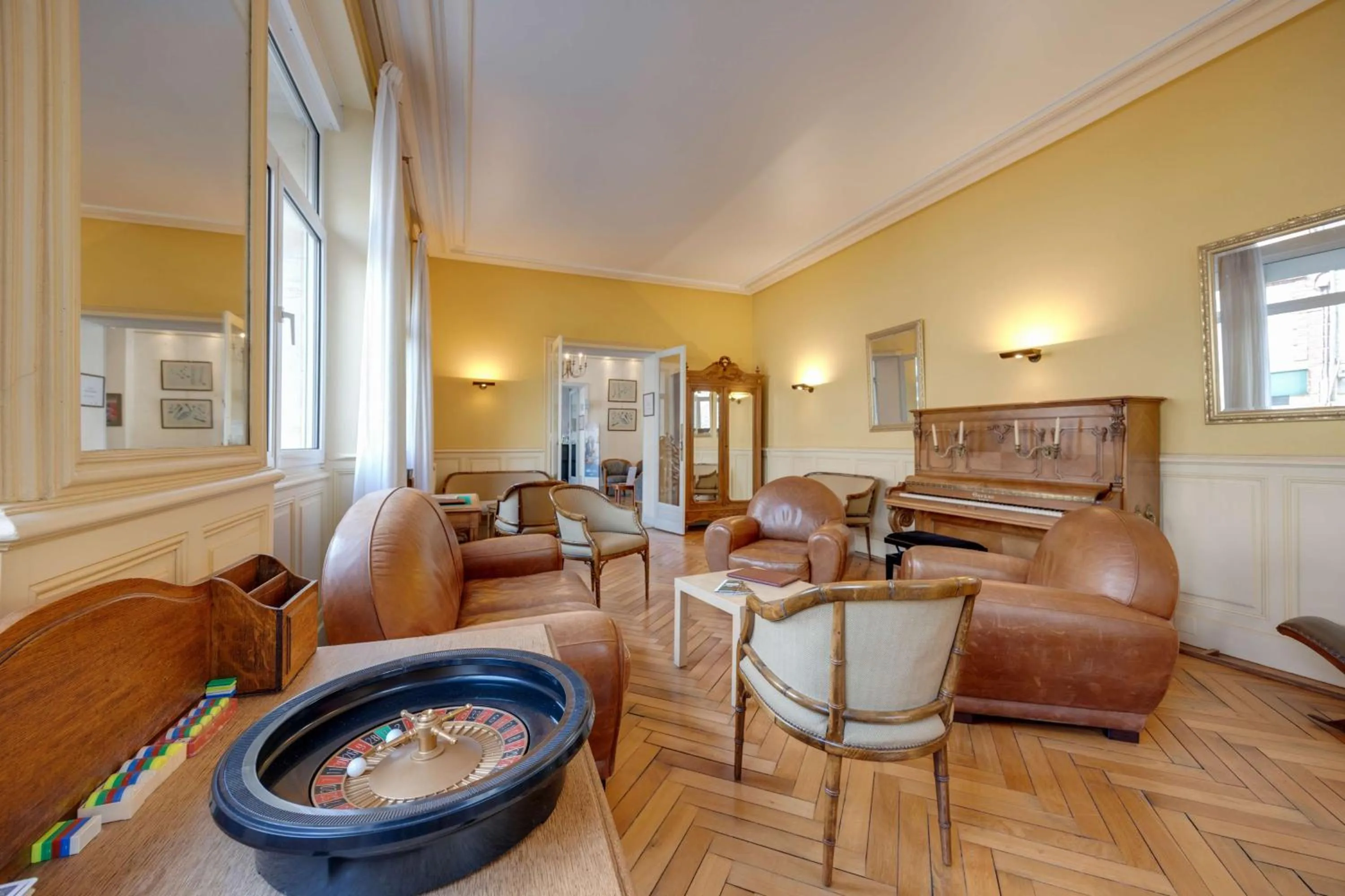 Lounge or bar in Brit Hotel Confort Bagnoles Normandie