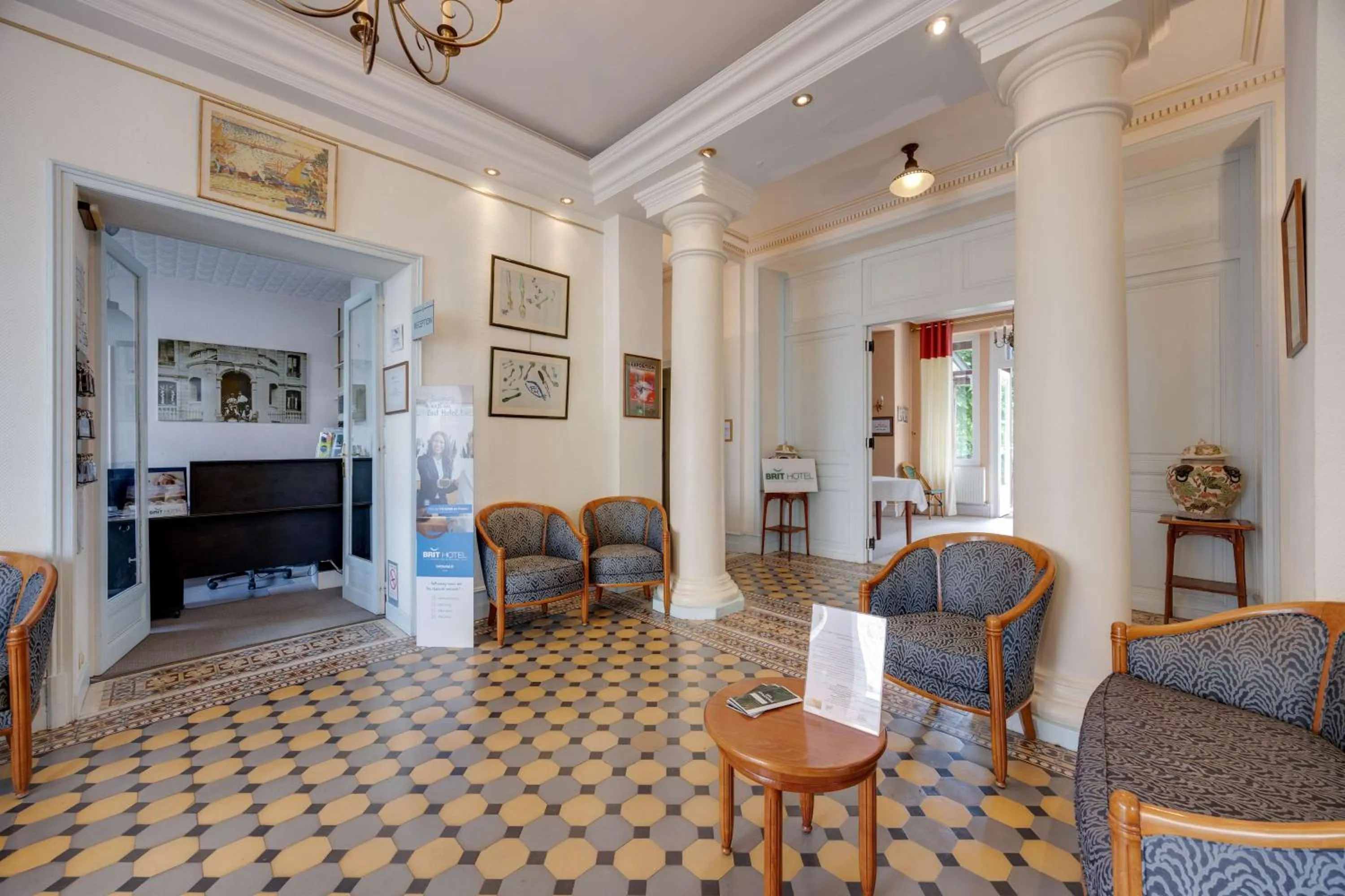 Lobby or reception in Brit Hotel Confort Bagnoles Normandie