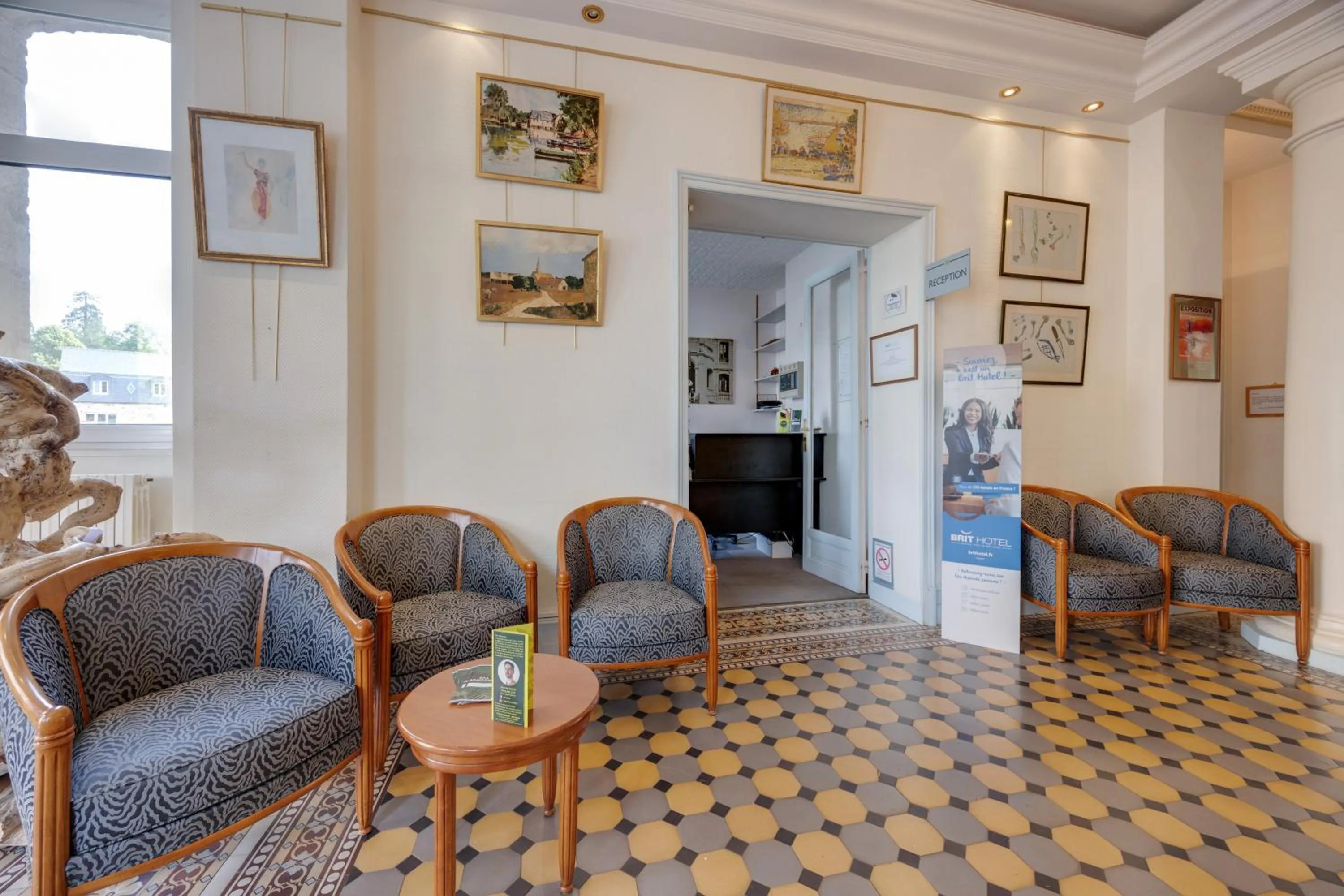 Lobby or reception in Brit Hotel Confort Bagnoles Normandie