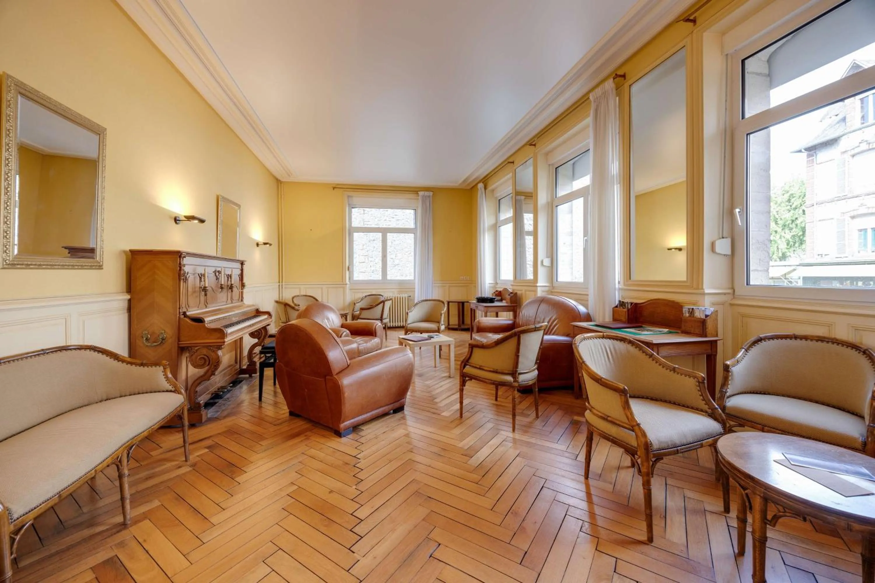 Lounge or bar in Brit Hotel Confort Bagnoles Normandie