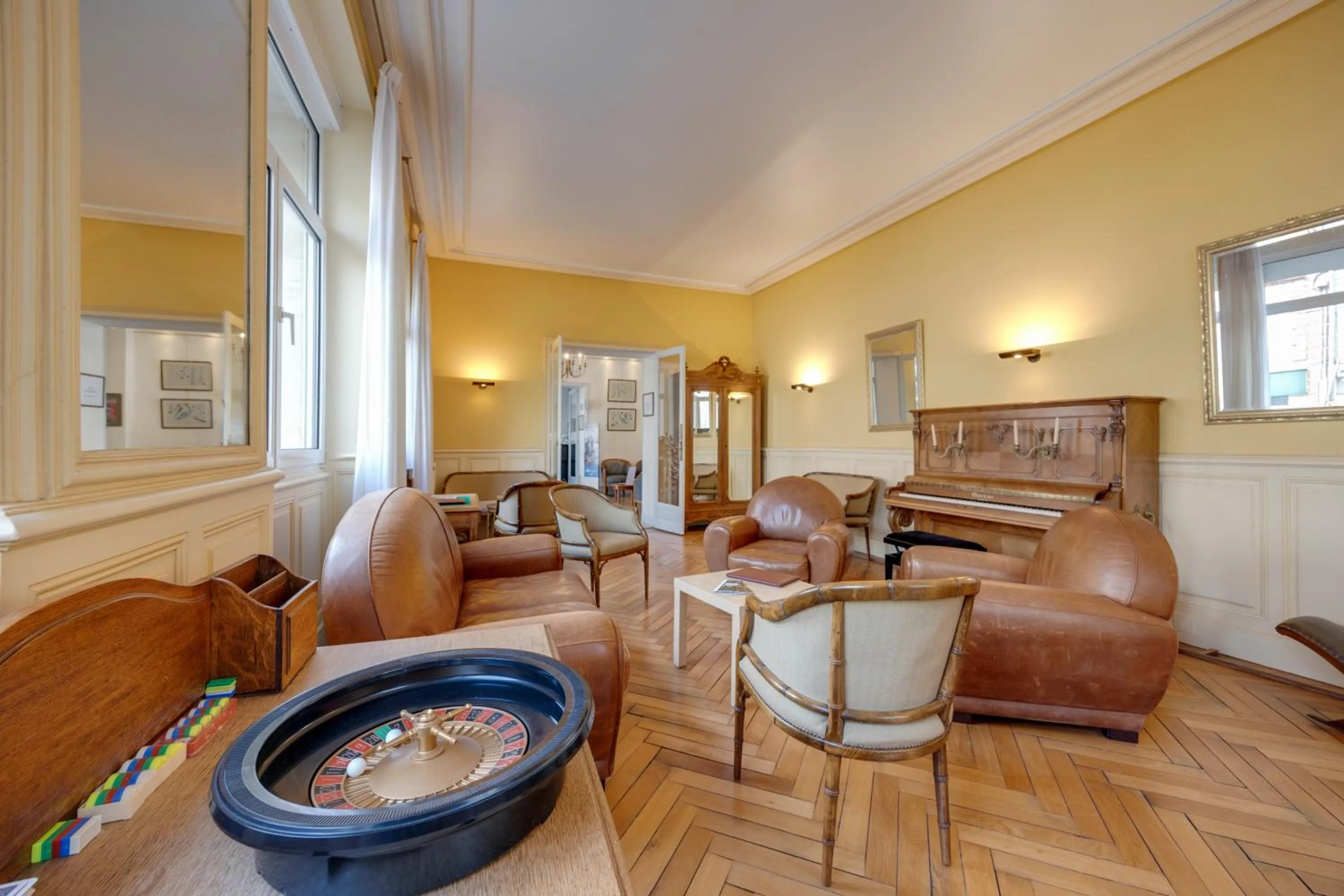 Living room in Brit Hotel Confort Bagnoles Normandie