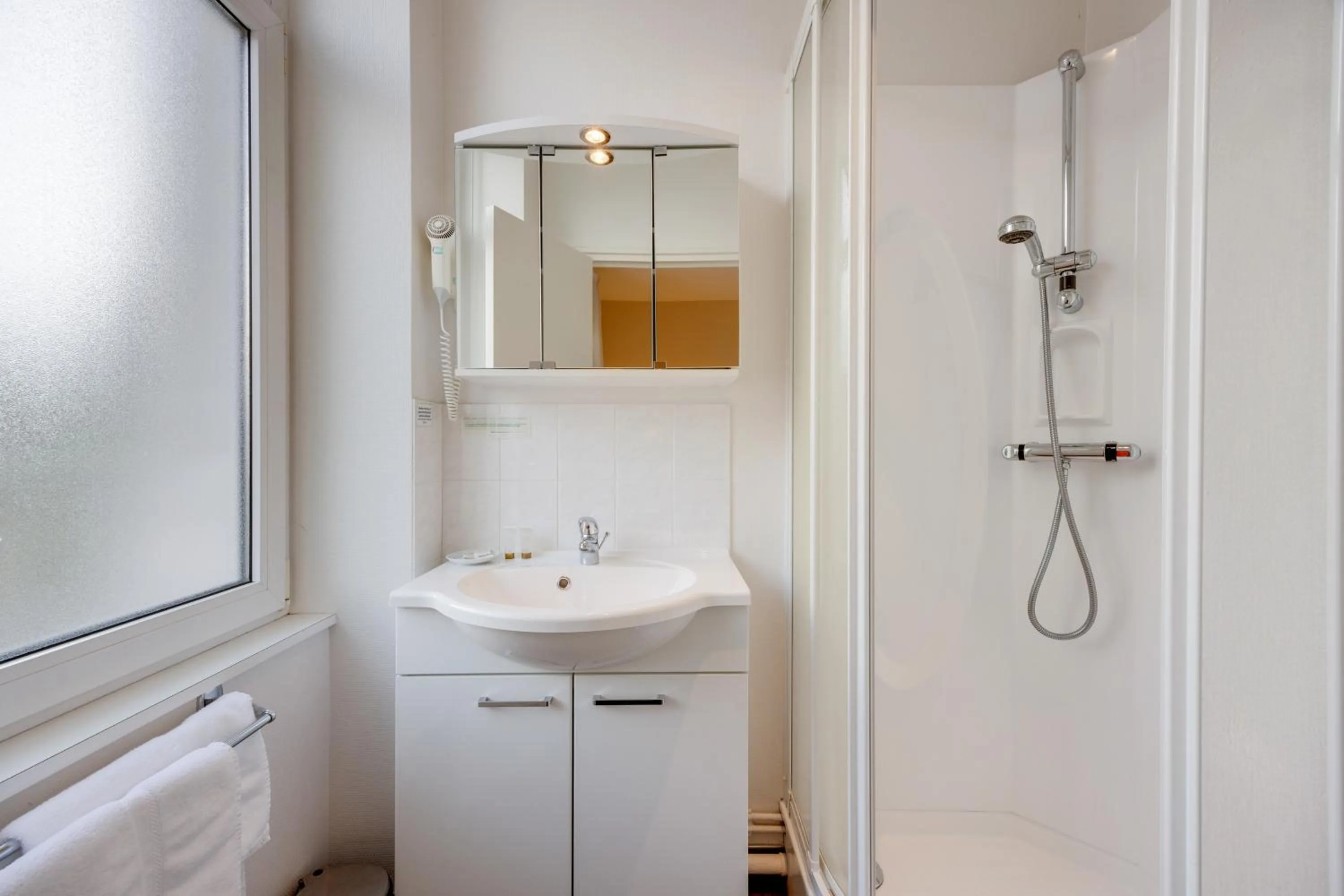 Bathroom in Brit Hotel Confort Bagnoles Normandie