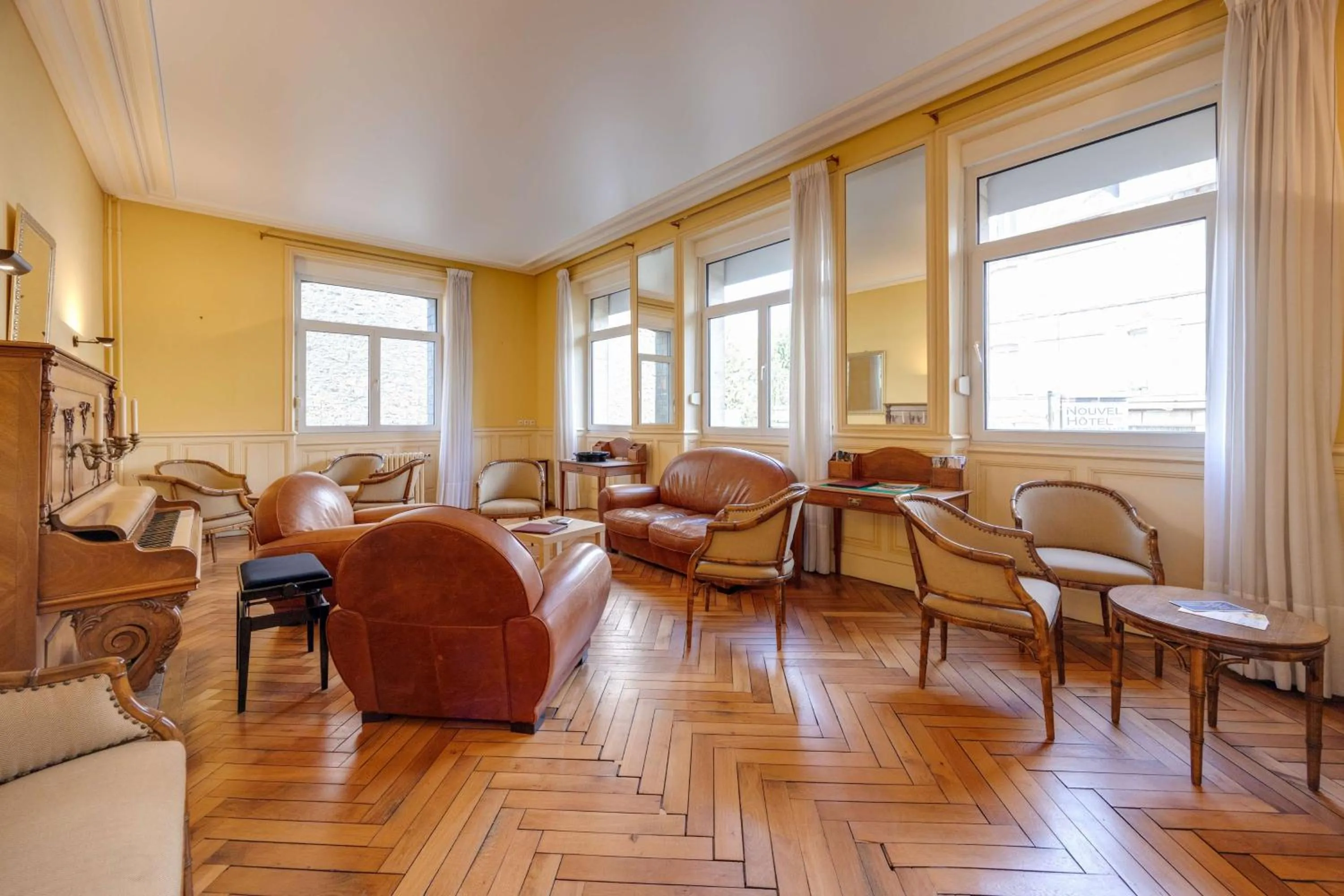 Lounge or bar in Brit Hotel Confort Bagnoles Normandie