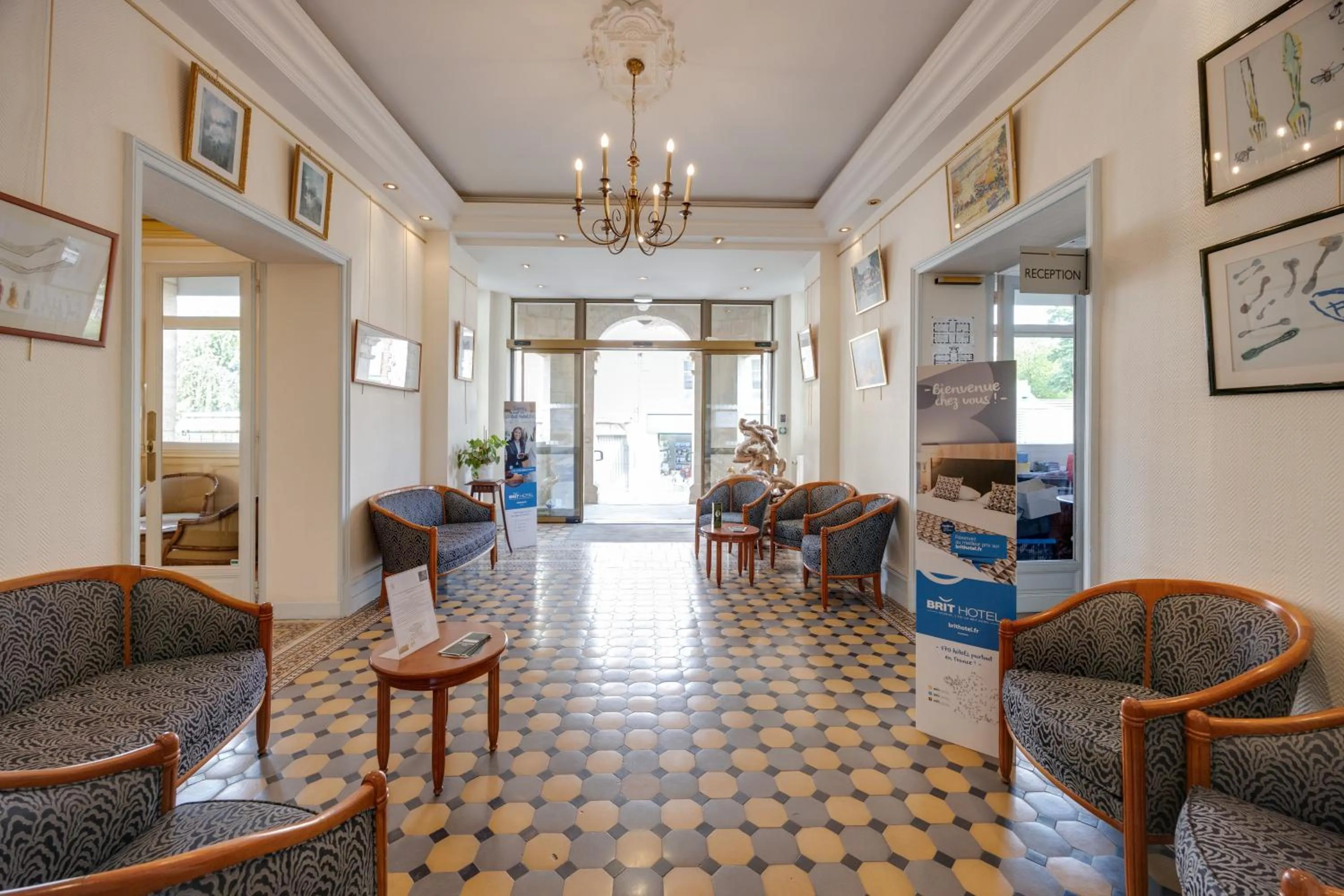 Lobby or reception in Brit Hotel Confort Bagnoles Normandie