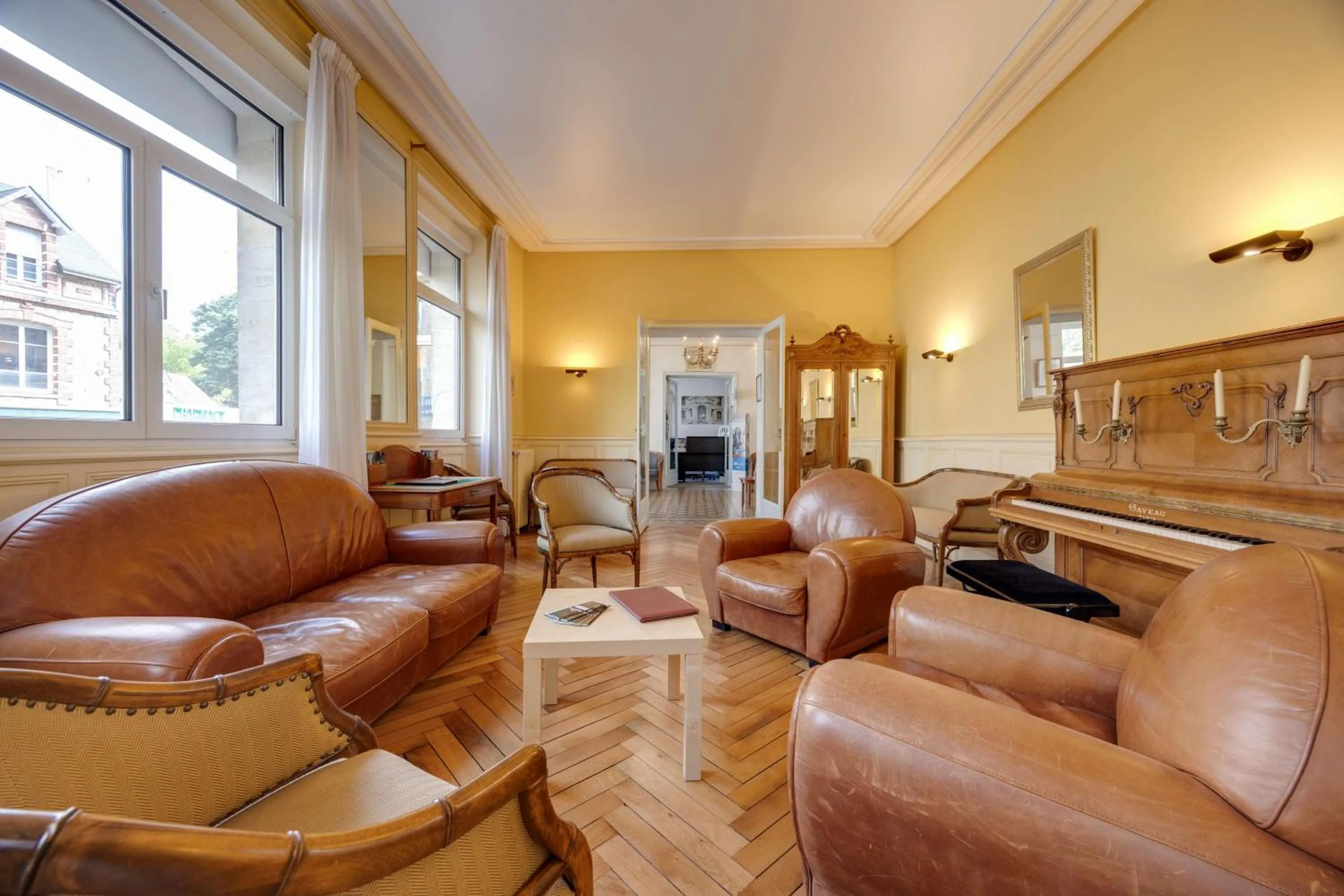 Lounge or bar in Brit Hotel Confort Bagnoles Normandie