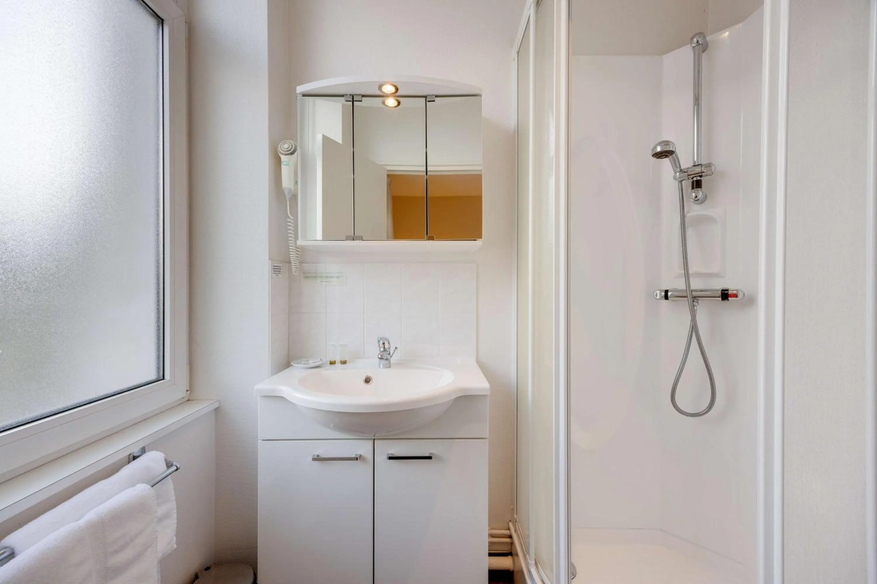 Bathroom in Brit Hotel Confort Bagnoles Normandie