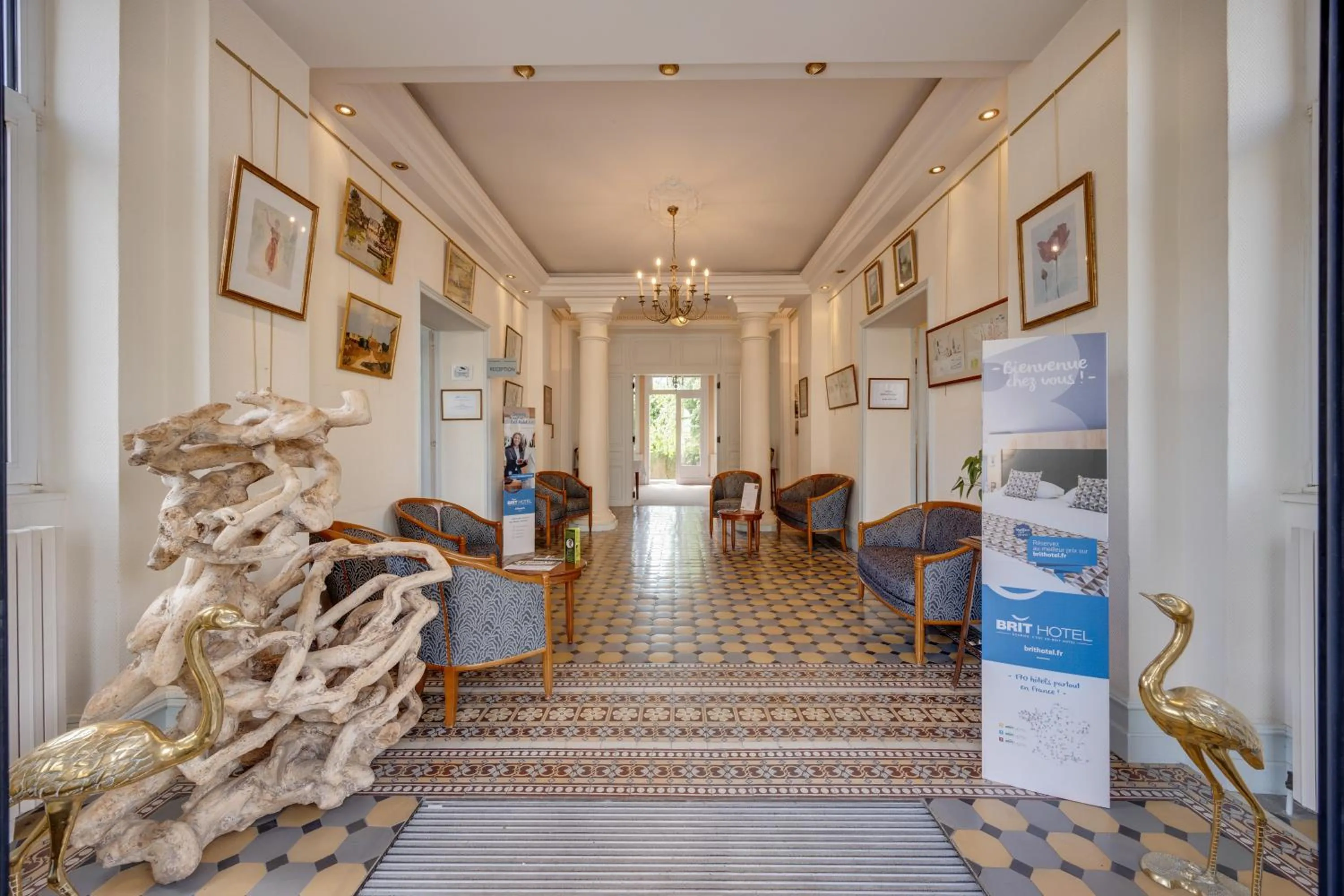 Lobby or reception in Brit Hotel Confort Bagnoles Normandie