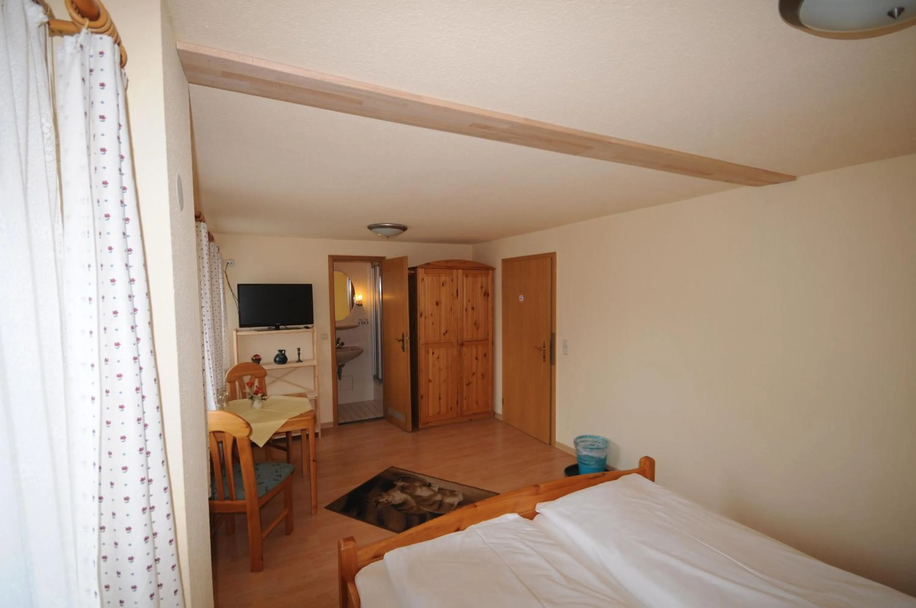 Photo of the whole room, Bed in Pension Klette