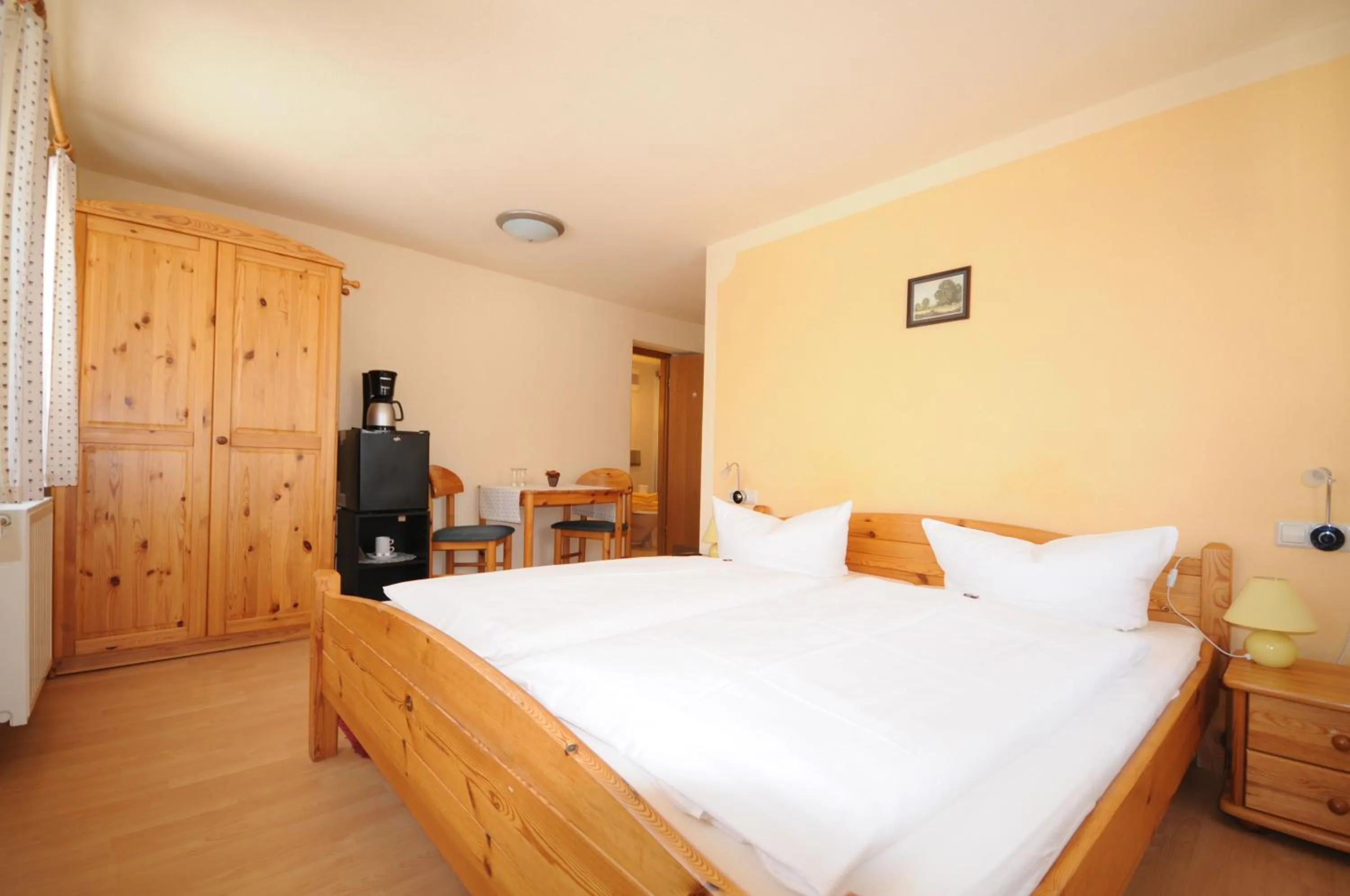 Photo of the whole room, Bed in Pension Klette