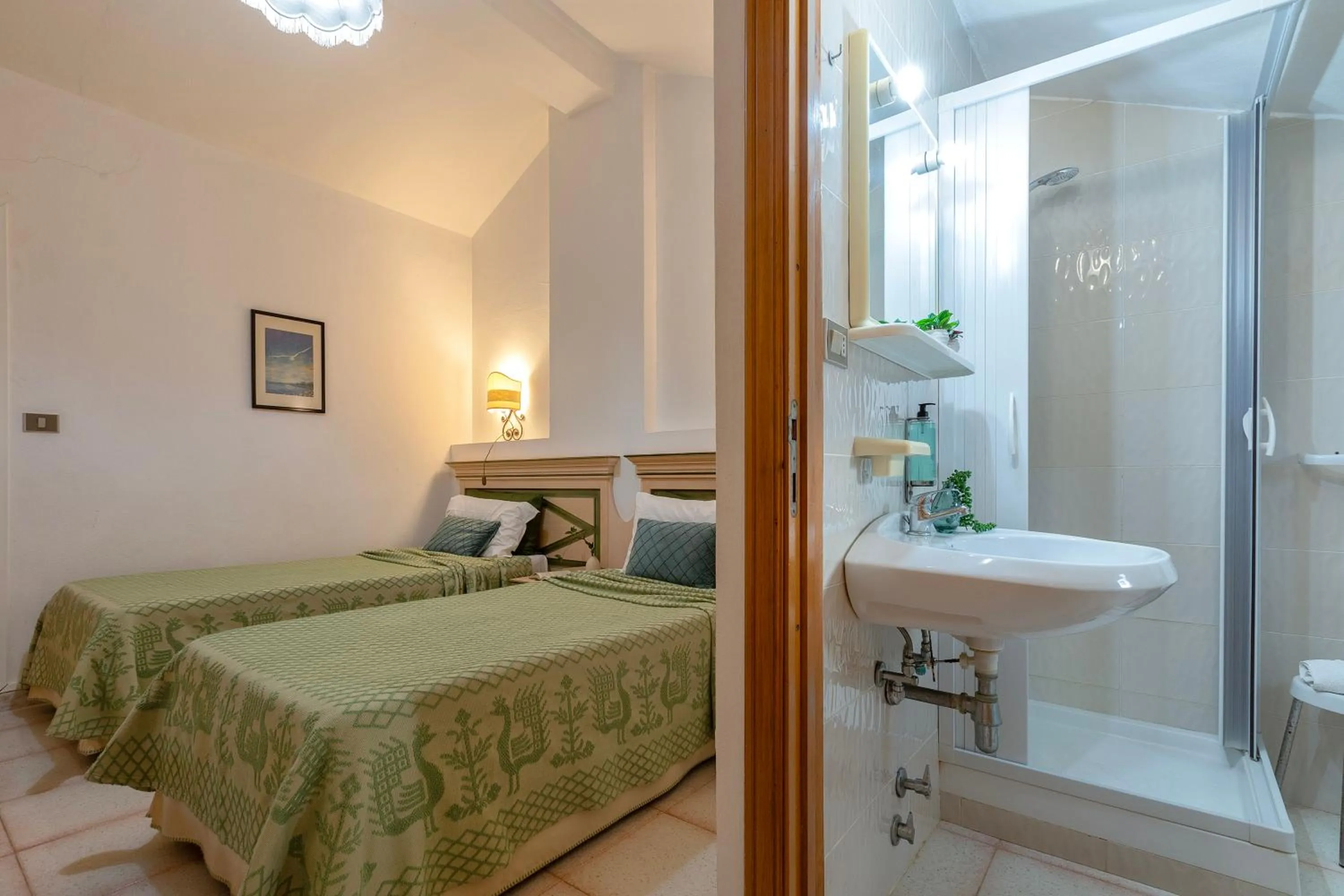 Bathroom, Bed in Hotel Fertilia