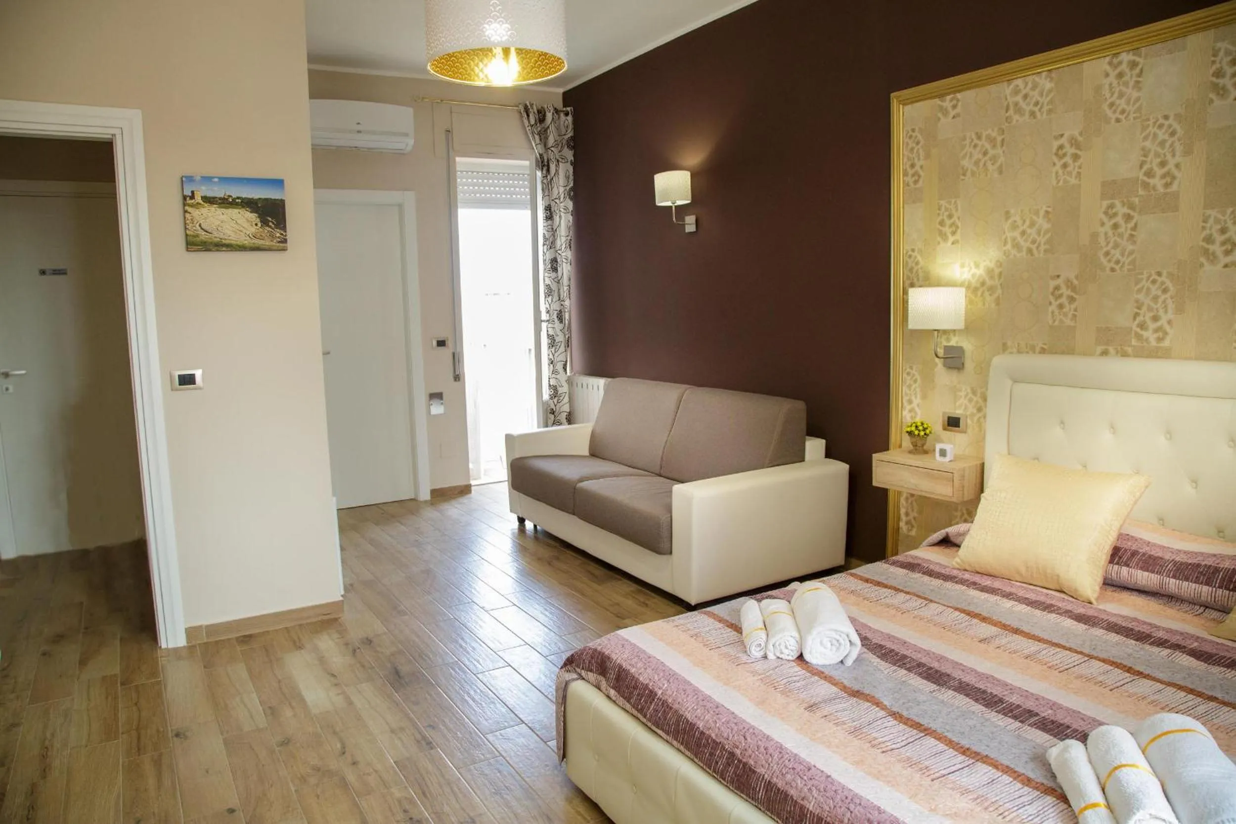 Photo of the whole room in Home Syrakos B&B