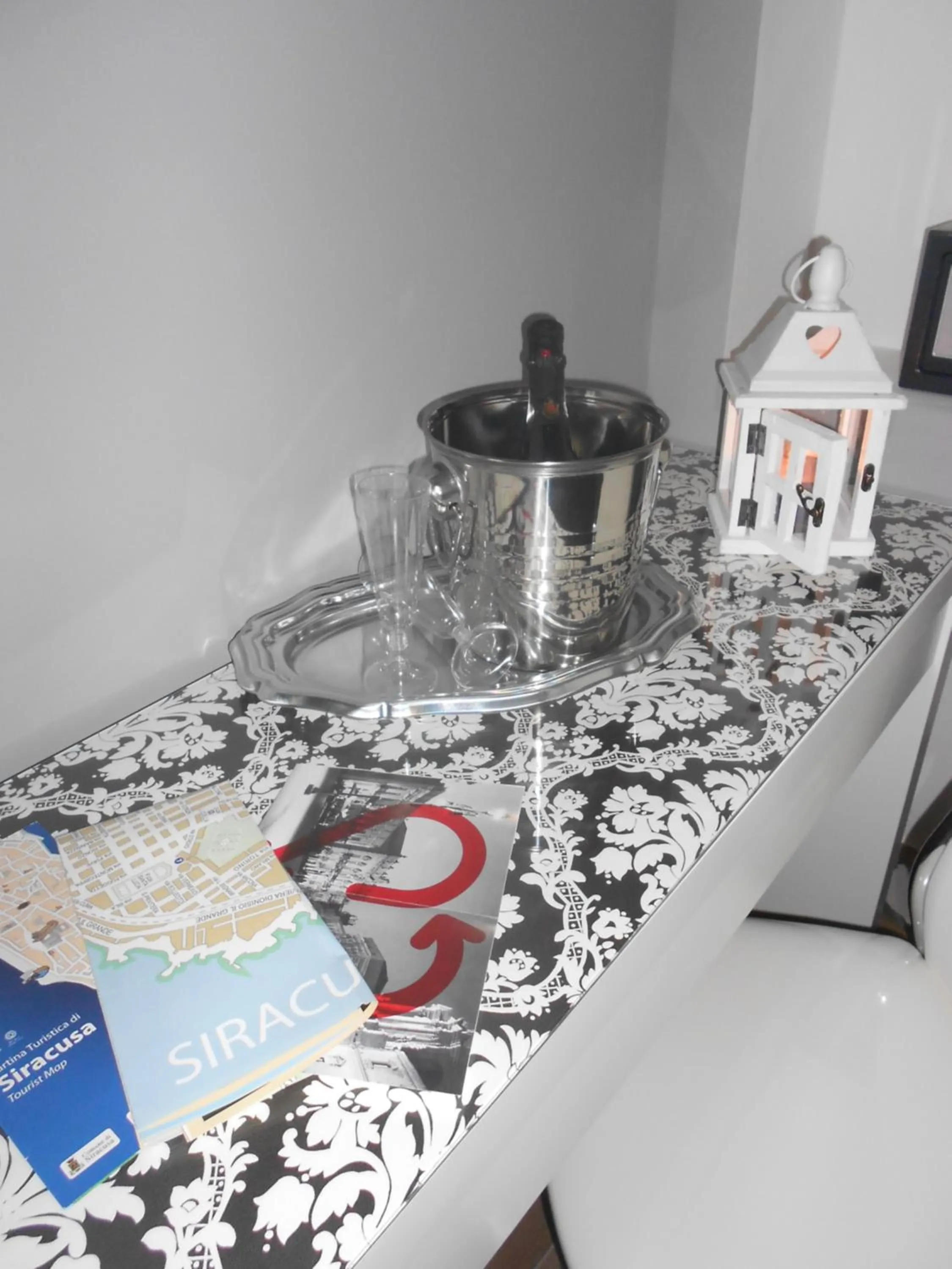 Coffee/tea facilities in Home Syrakos B&B