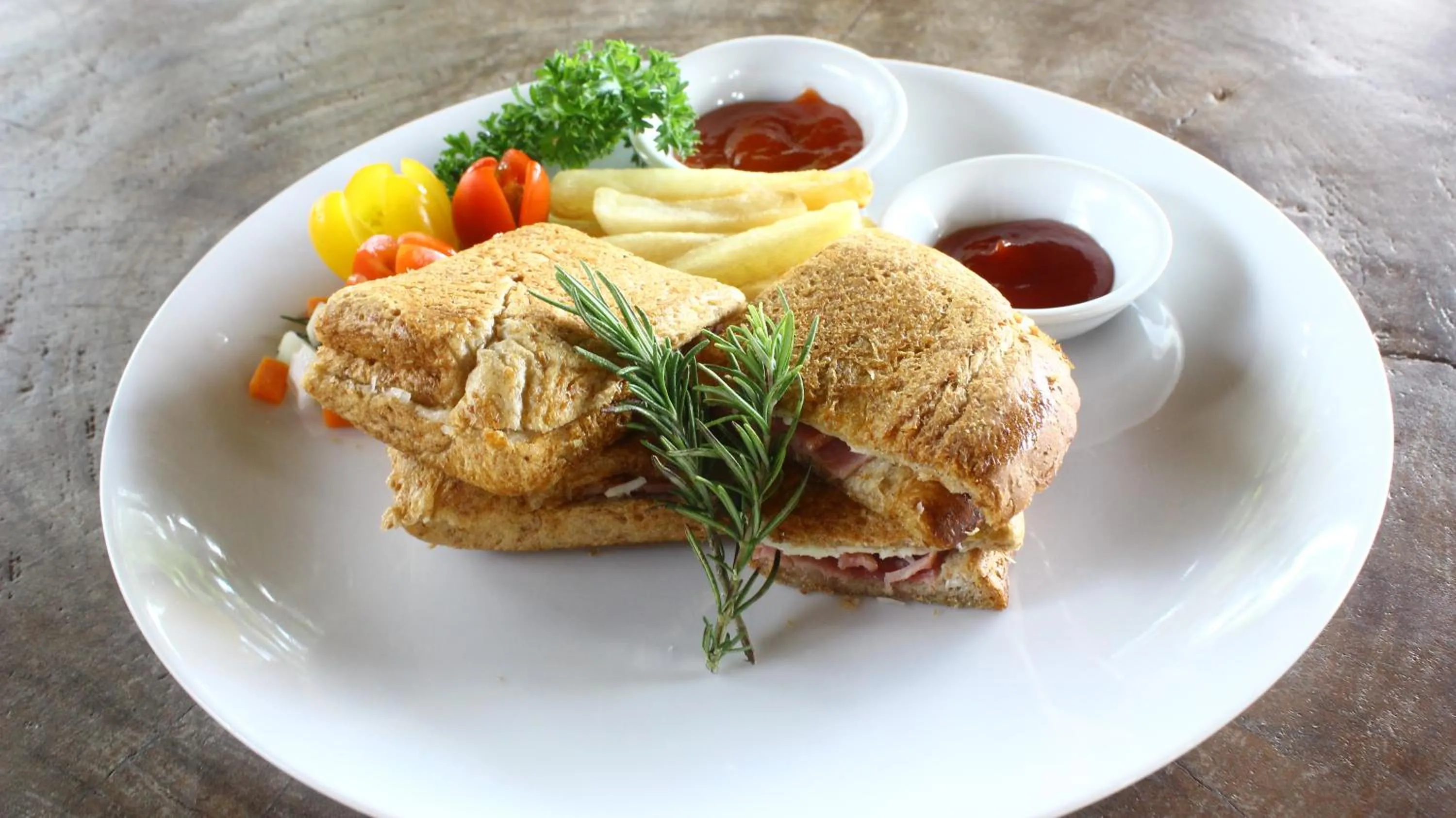 Restaurant/places to eat in Villa Kayu Lama