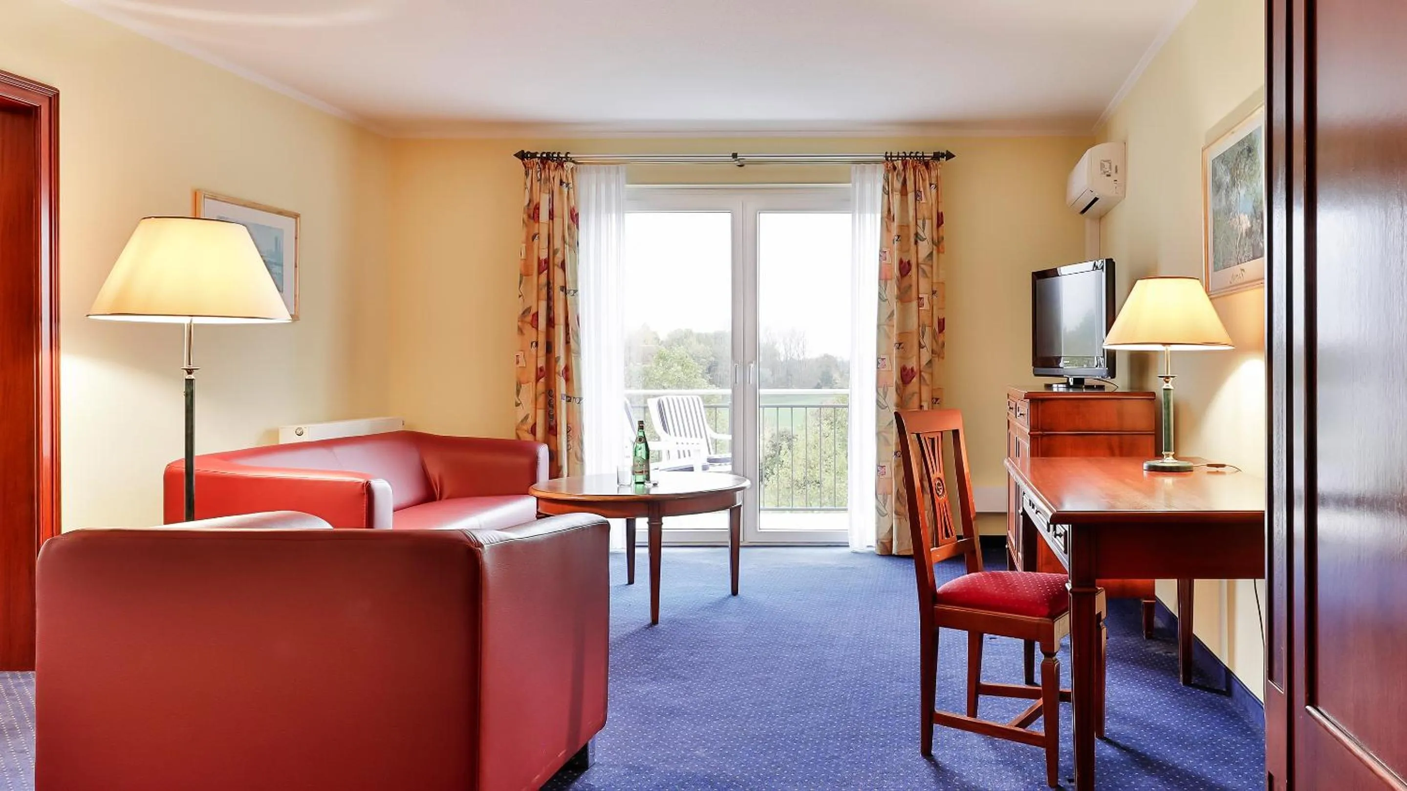 Living room, Bed in Dorint MARC AUREL Spa & Golf Resort