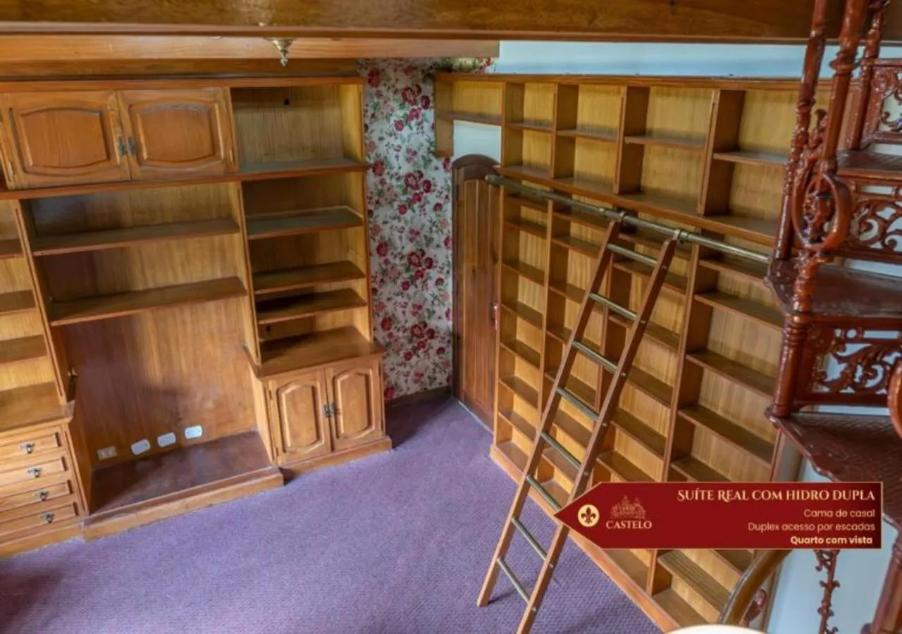 wardrobe in Hotel Castelo Nacional Inn Campos do Jordão