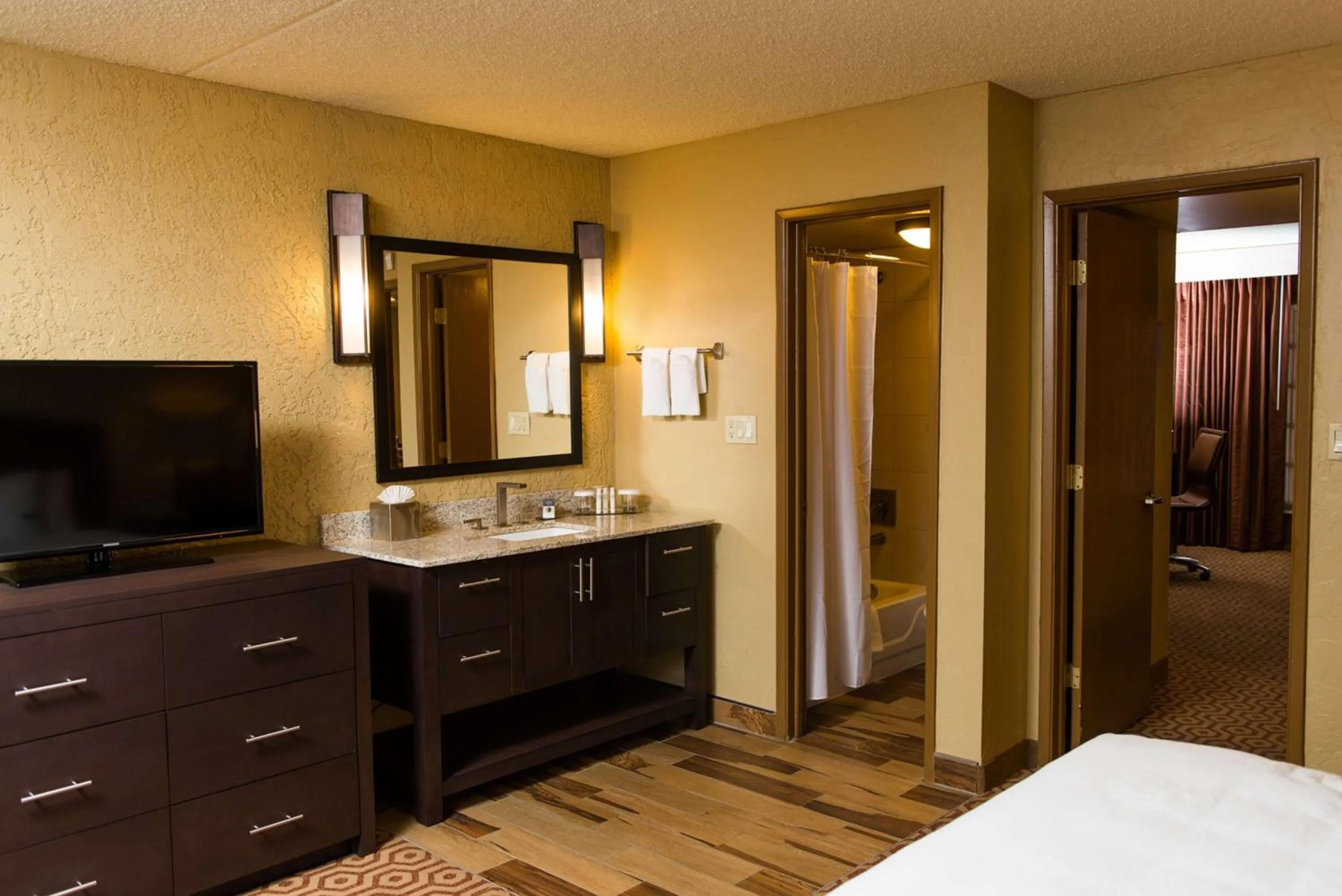Bedroom, Bed in DoubleTree Suites by Hilton Tucson-Williams Center