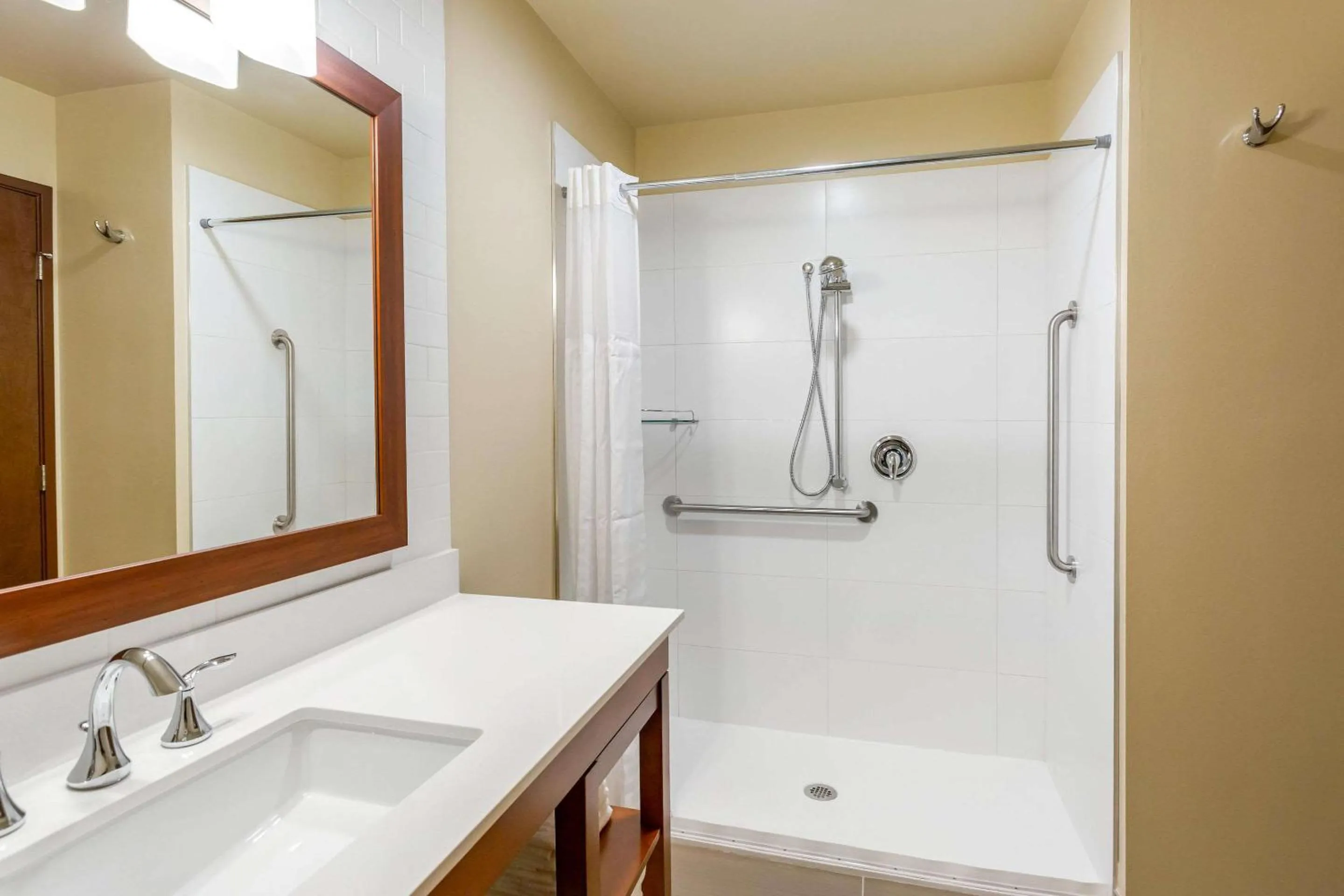 Bedroom in Comfort Suites Burlington near I-5