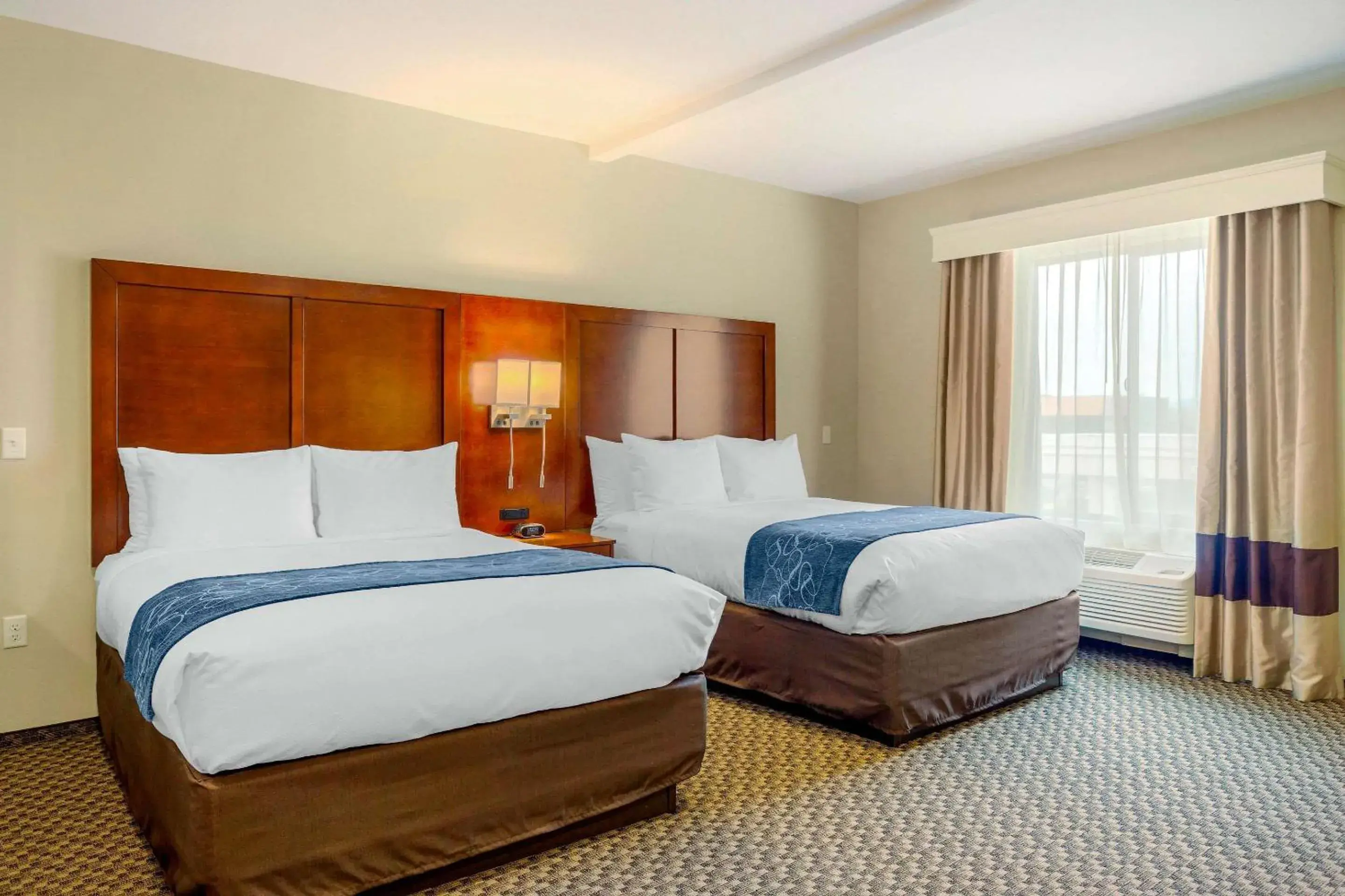 Queen Suite with Two Queen Beds - Accessible/Non-Smoking in Comfort Suites Burlington near I-5 Queen Suite with Two Queen Beds - Accessible/Non-Smoking in Comfort Suites Burlington near I-5