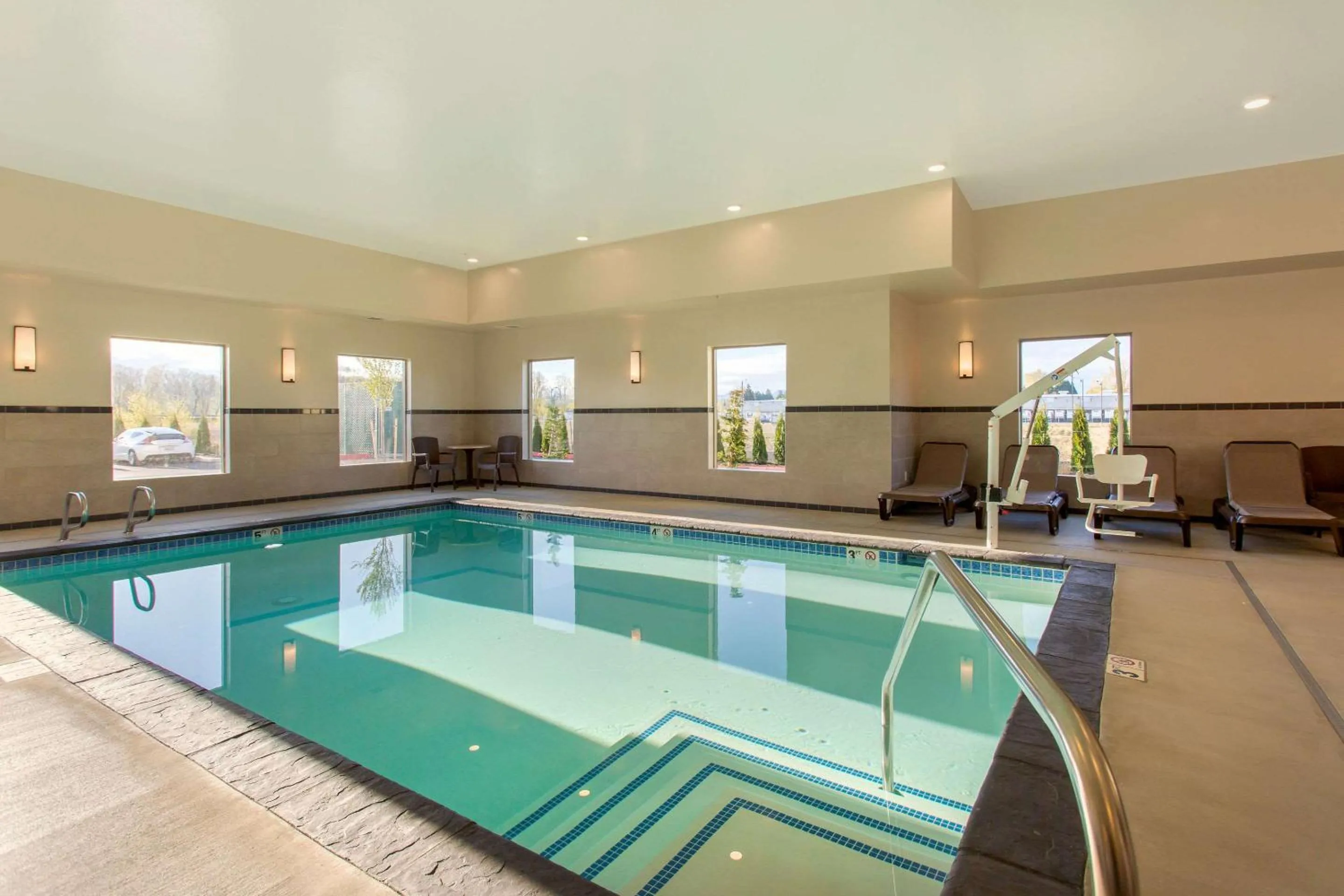 Swimming pool in Comfort Suites Burlington near I-5