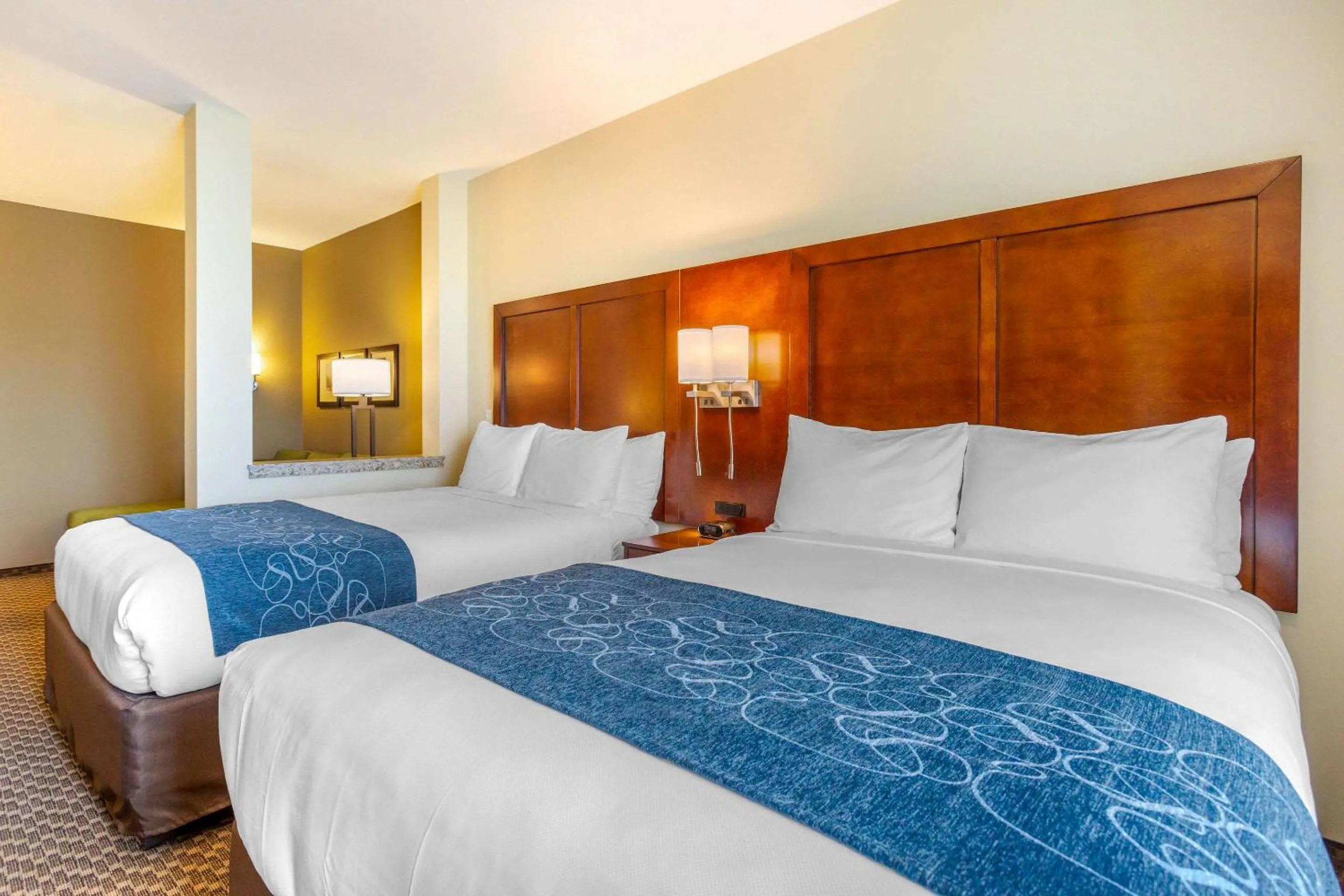 Bedroom, Bed in Comfort Suites Burlington near I-5