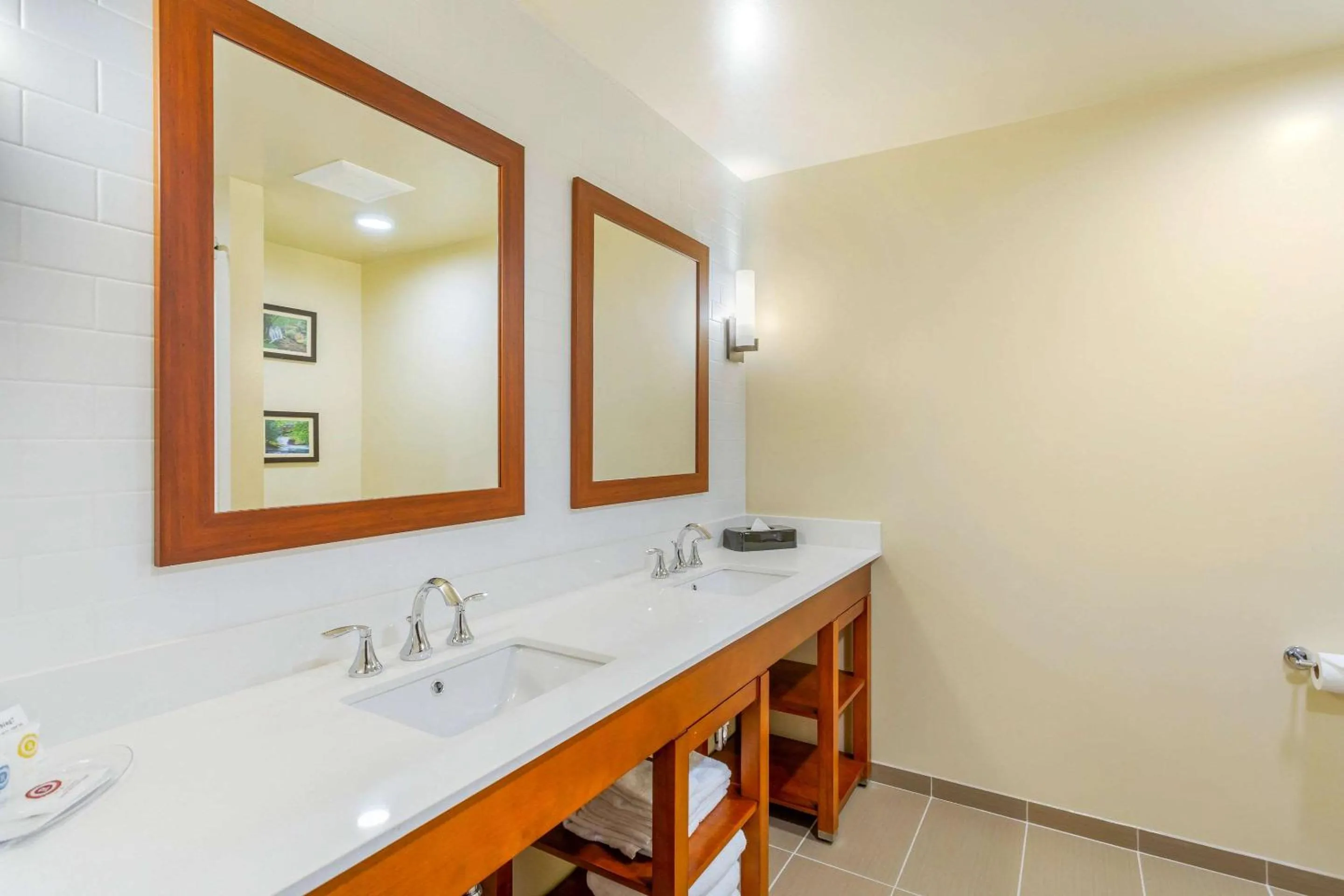 Bedroom in Comfort Suites Burlington near I-5