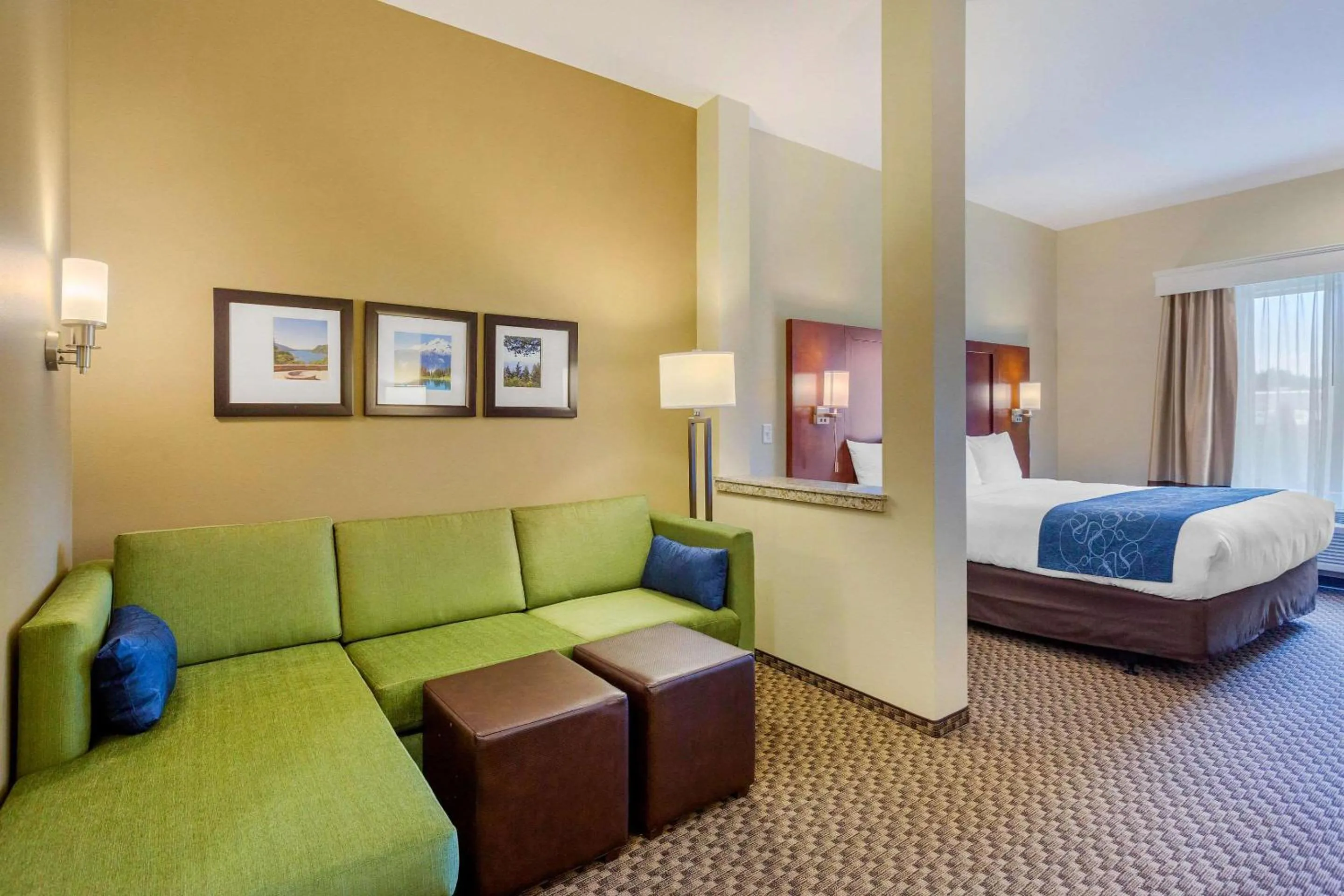 Bedroom, Bed in Comfort Suites Burlington near I-5