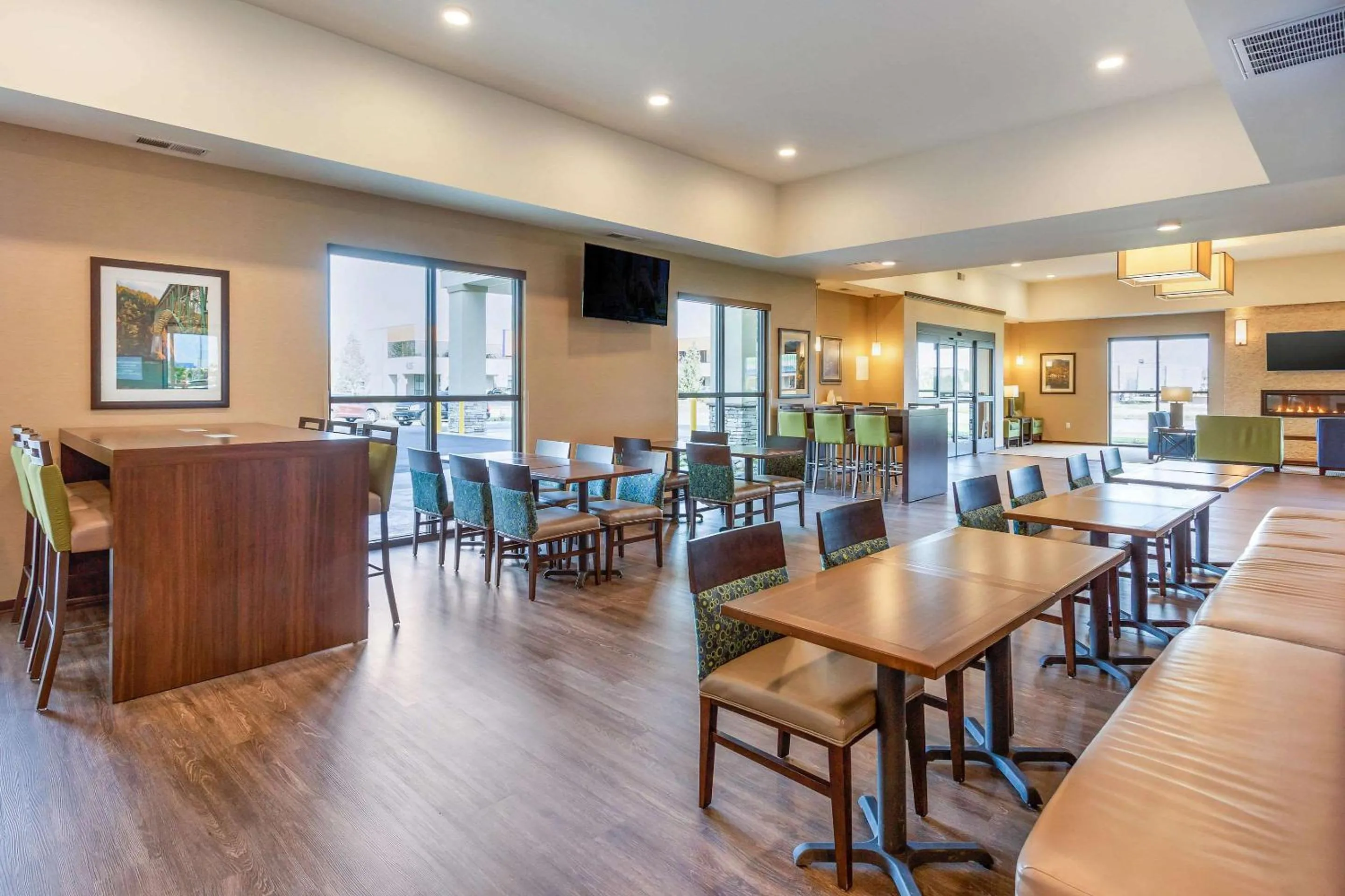 Breakfast in Comfort Suites Burlington near I-5