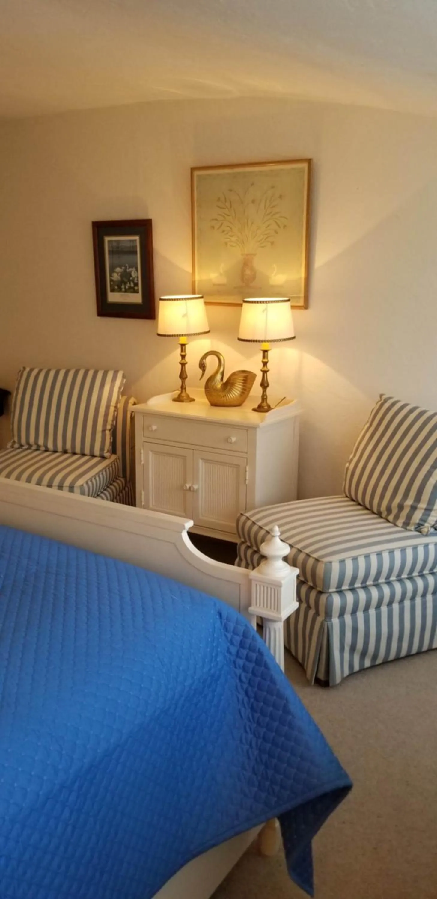 Seating area, Bed in Lily Creek Lodge