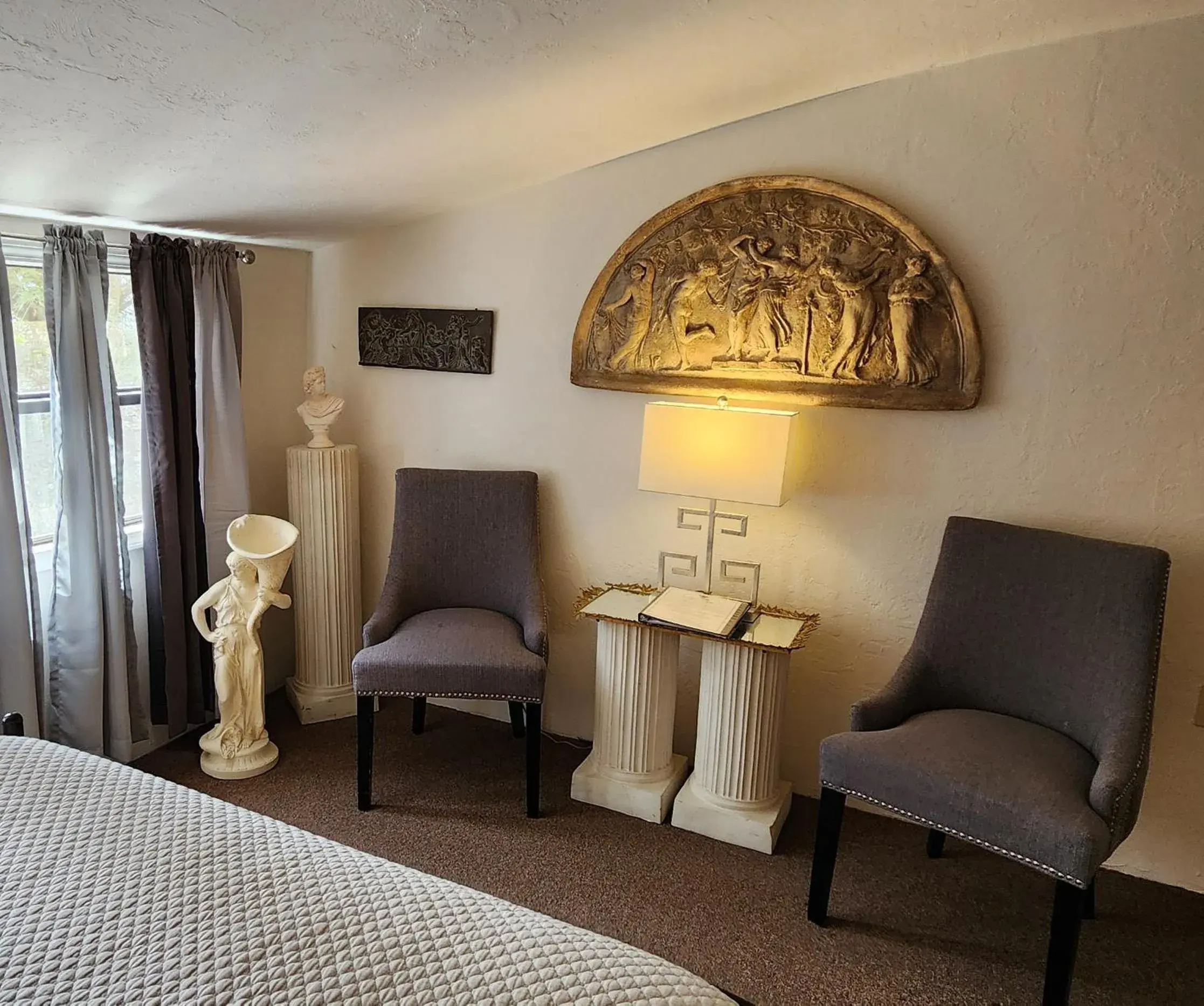 Queen Room in Lily Creek Lodge Queen Room in Lily Creek Lodge