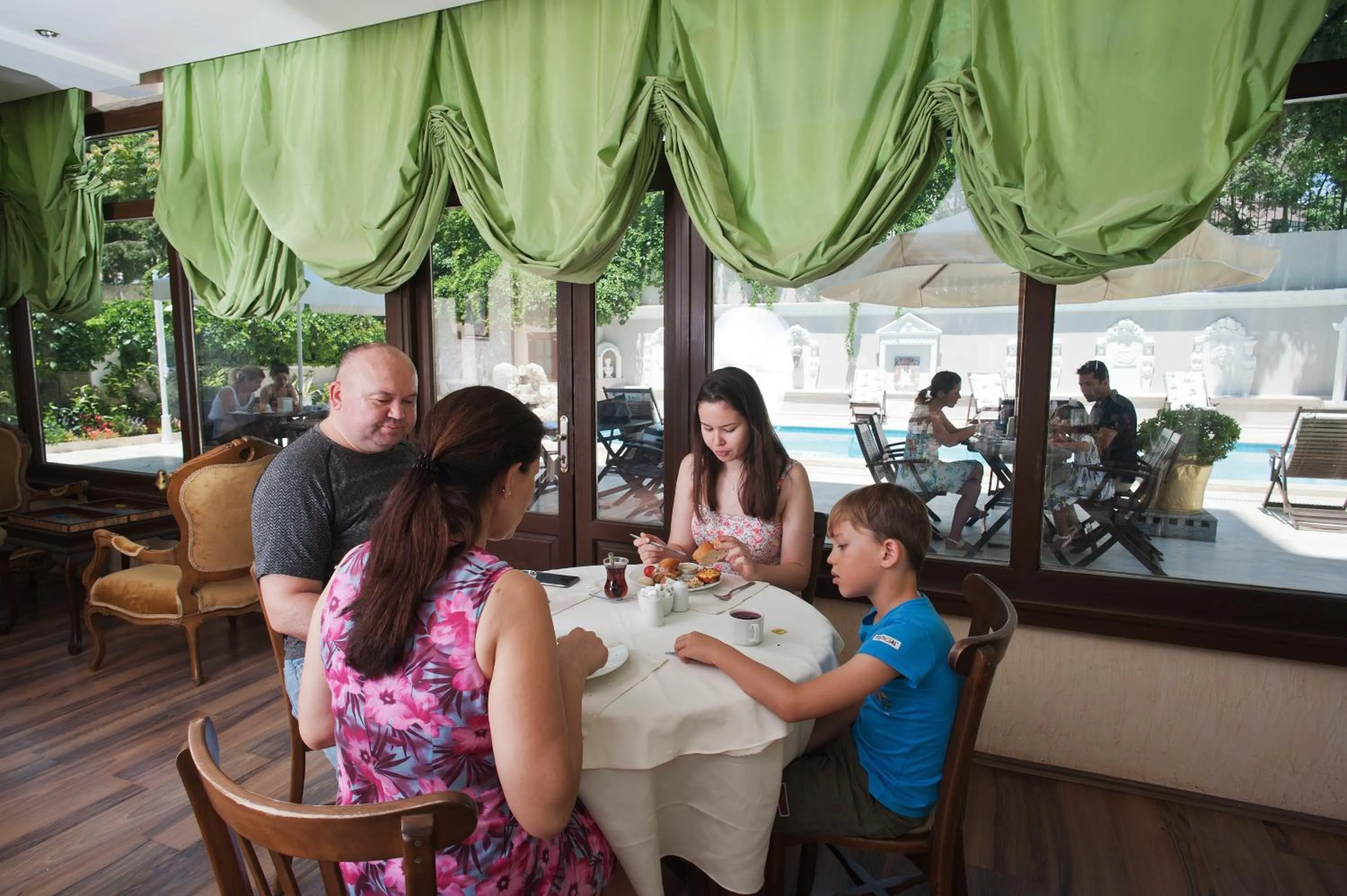 Restaurant/places to eat in Triana Hotel