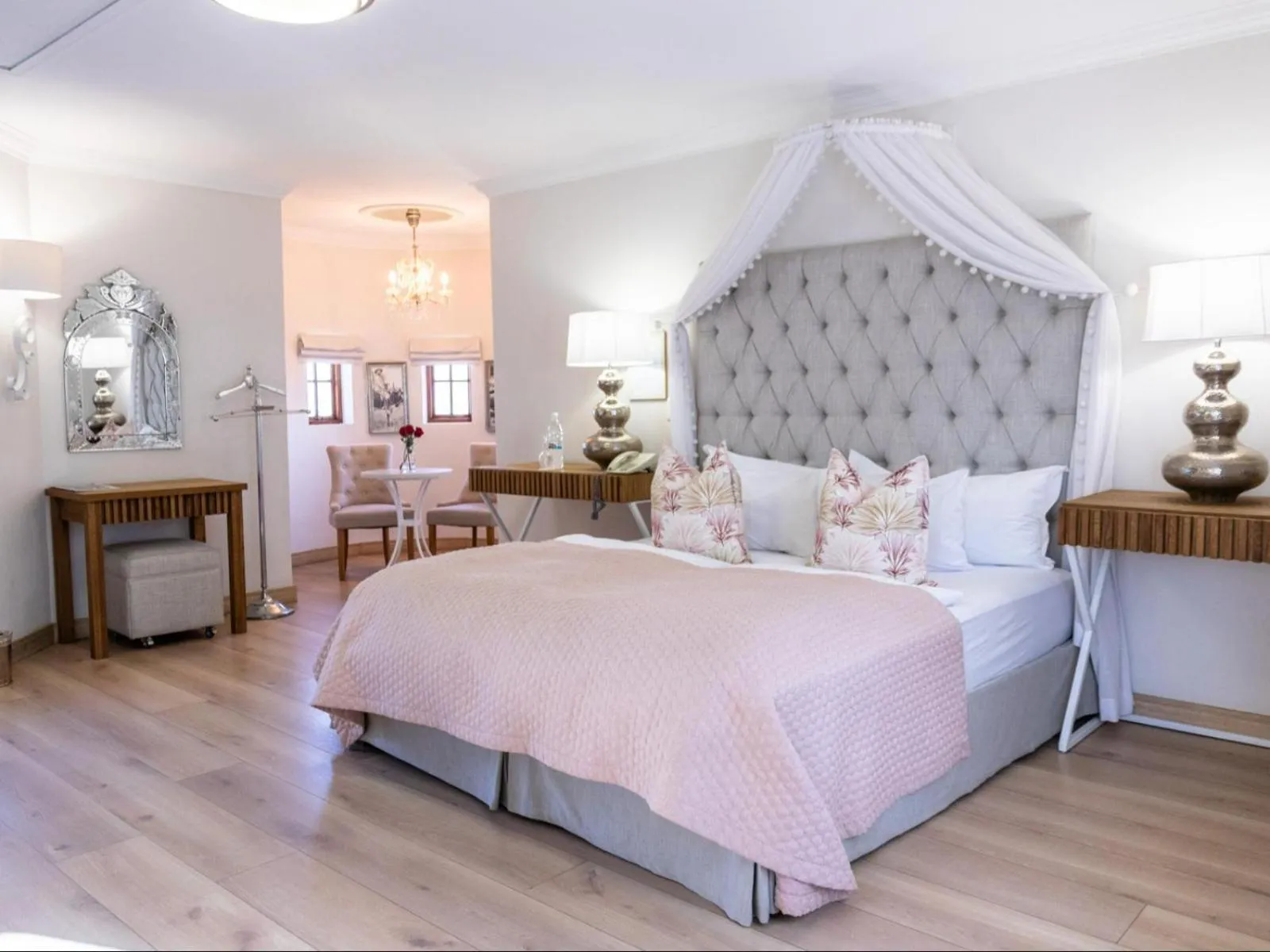 Photo of the whole room, Bed in Heinitzburg Boutique Hotel