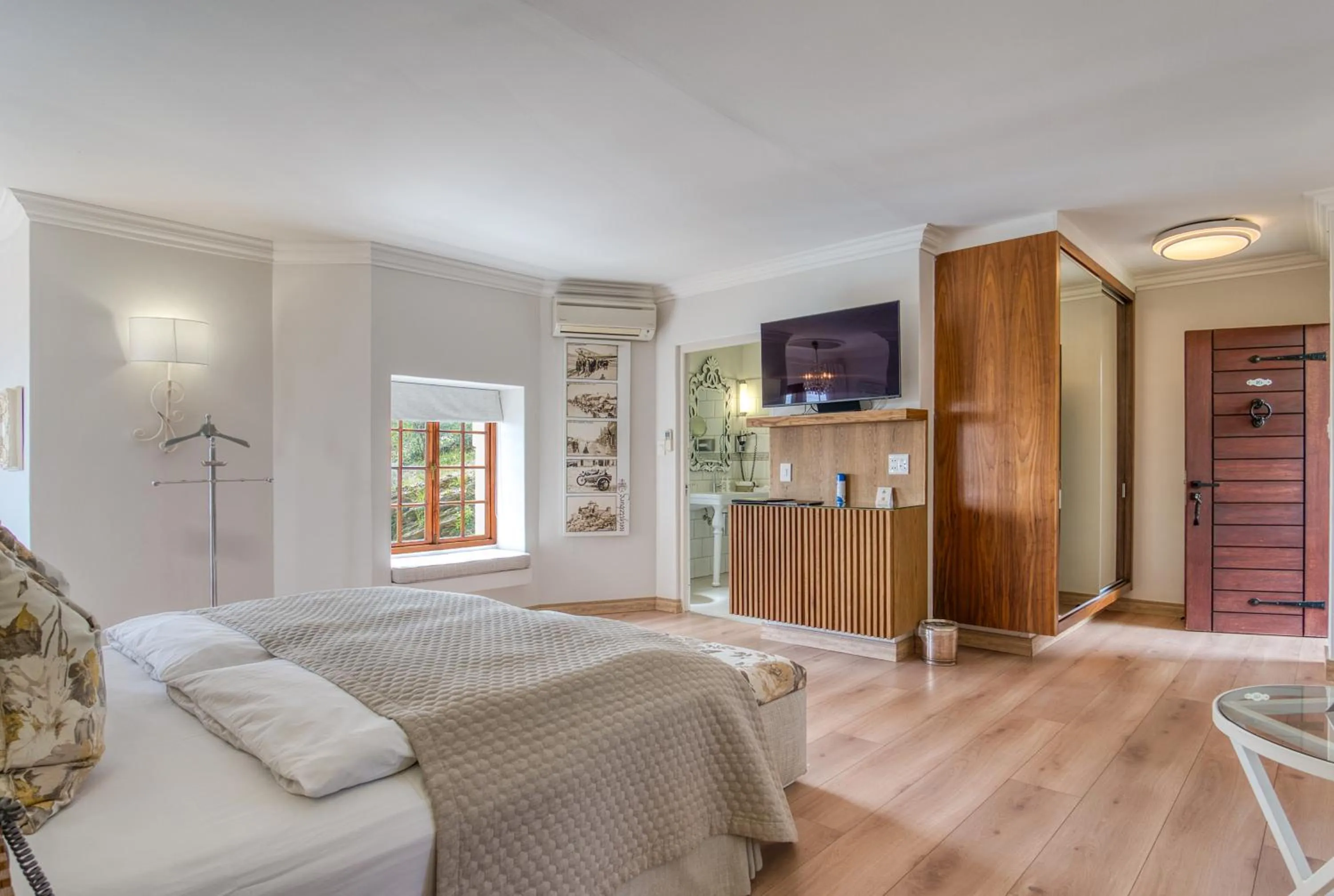 Bed in Heinitzburg Boutique Hotel