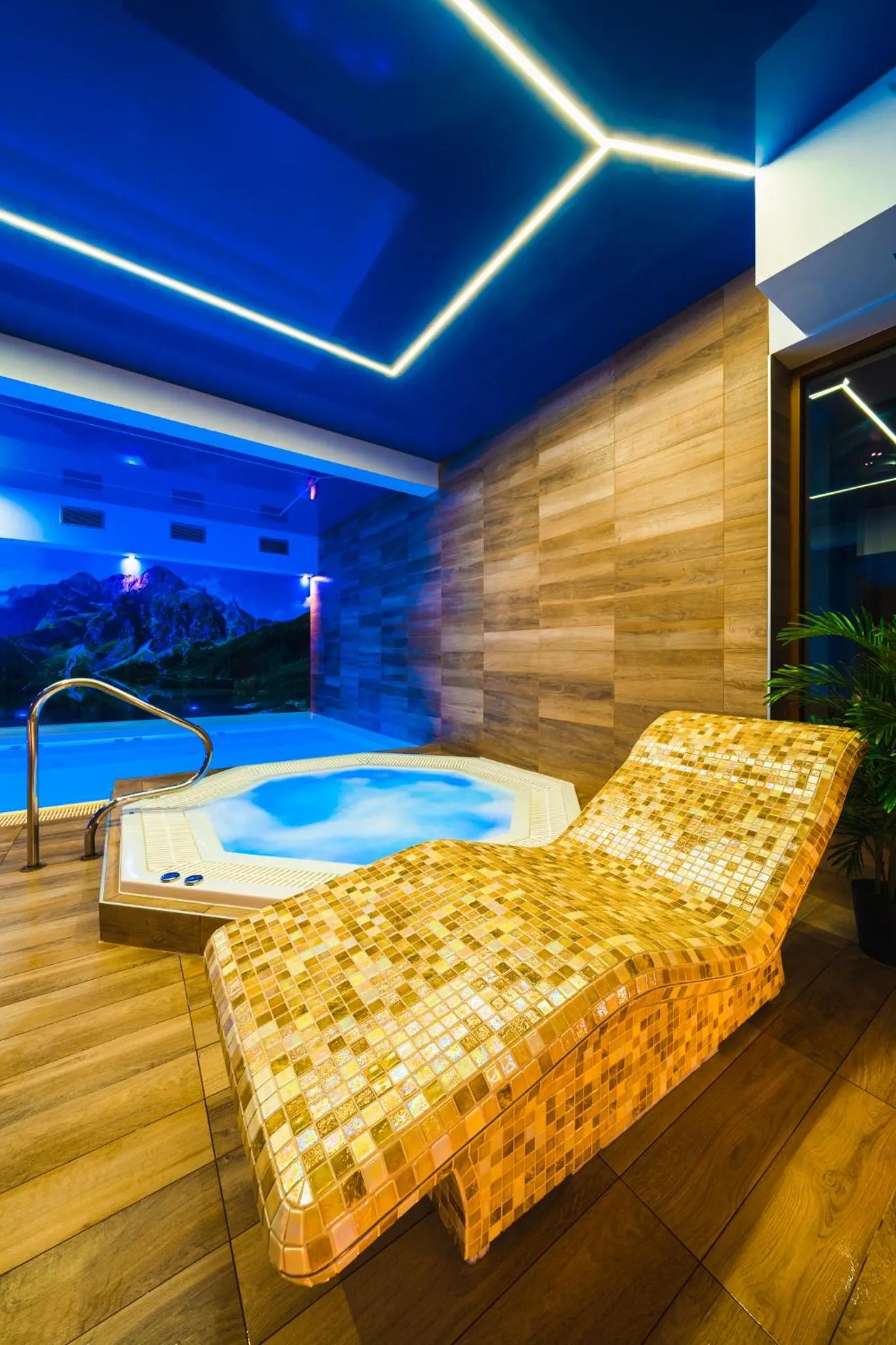 Hot Tub in Sądelski Dwór Medical & SPA
