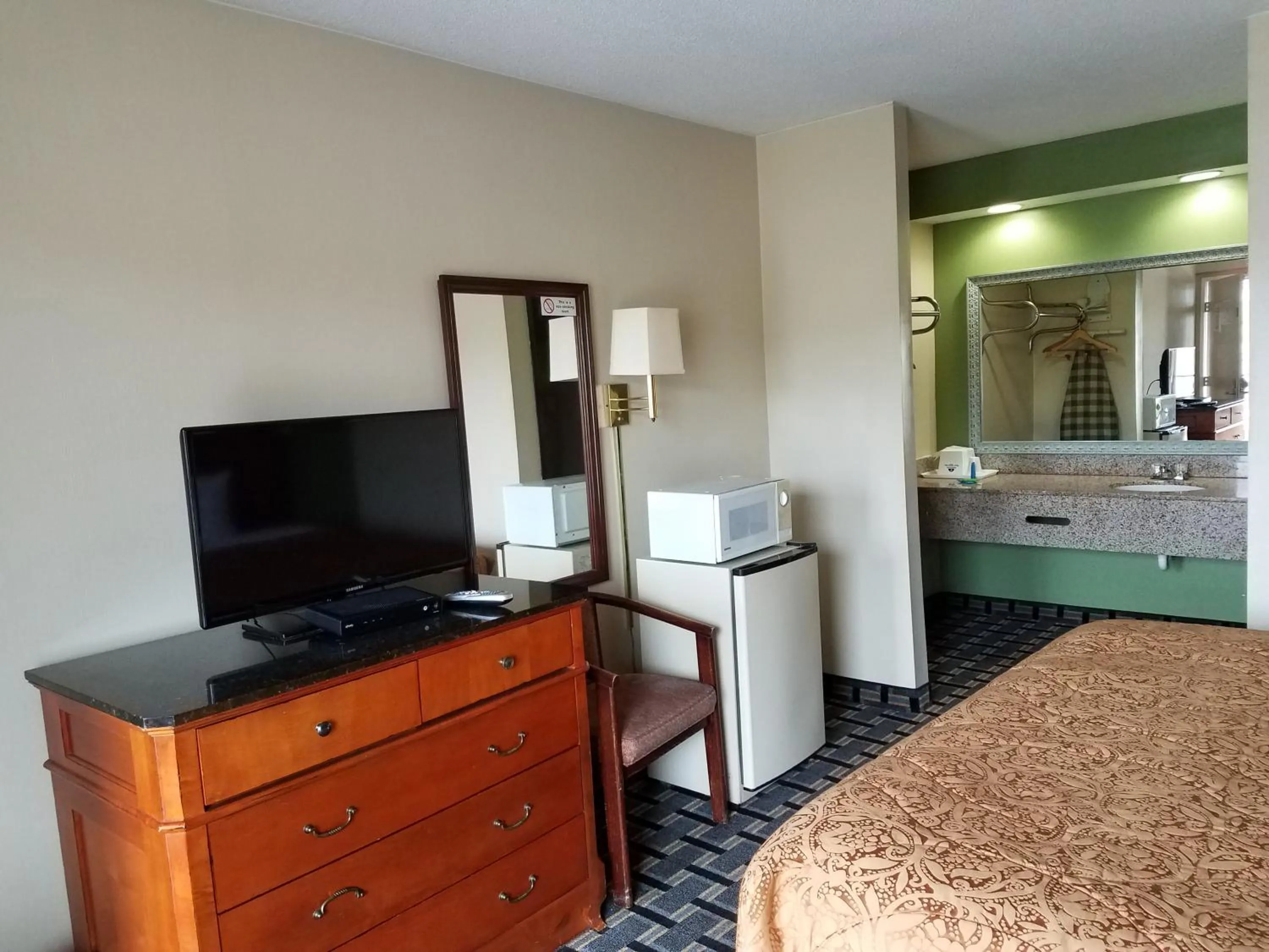 Bed in Americas Best Value Inn - Augusta / South