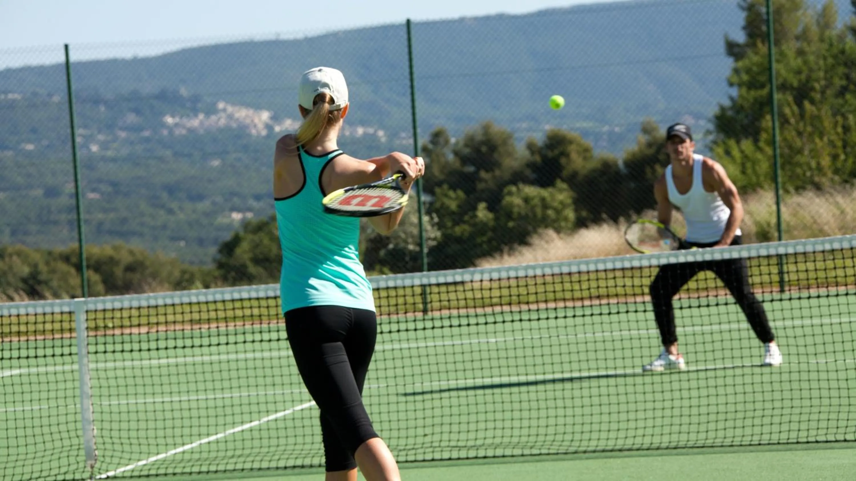 Tennis court in Coquillade Provence - Relais & Châteaux