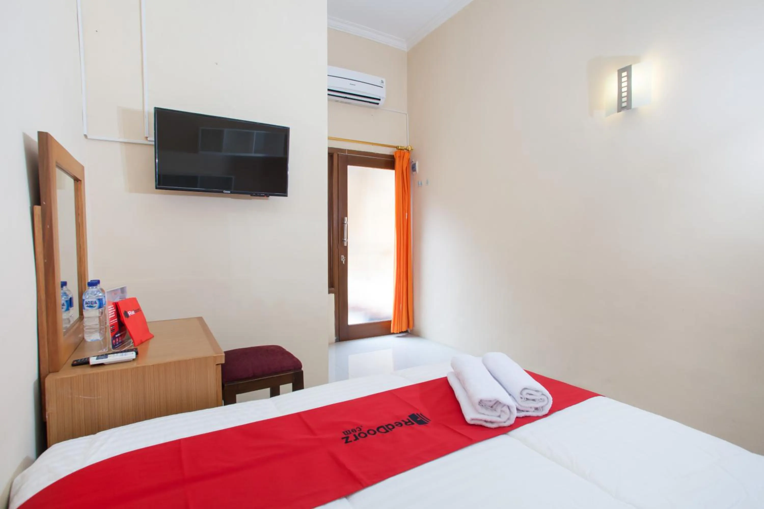 Bedroom, Bed in RedDoorz Syariah near UNTAG Banyuwangi