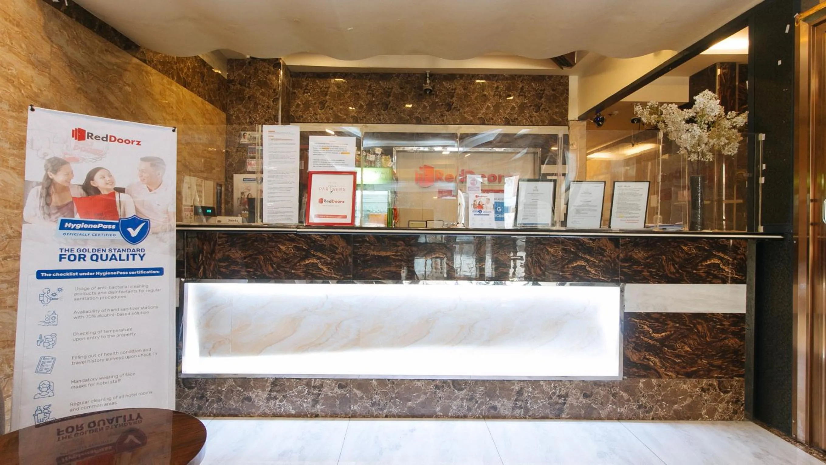 Lobby or reception in RedDoorz Plus at Winter Benitez