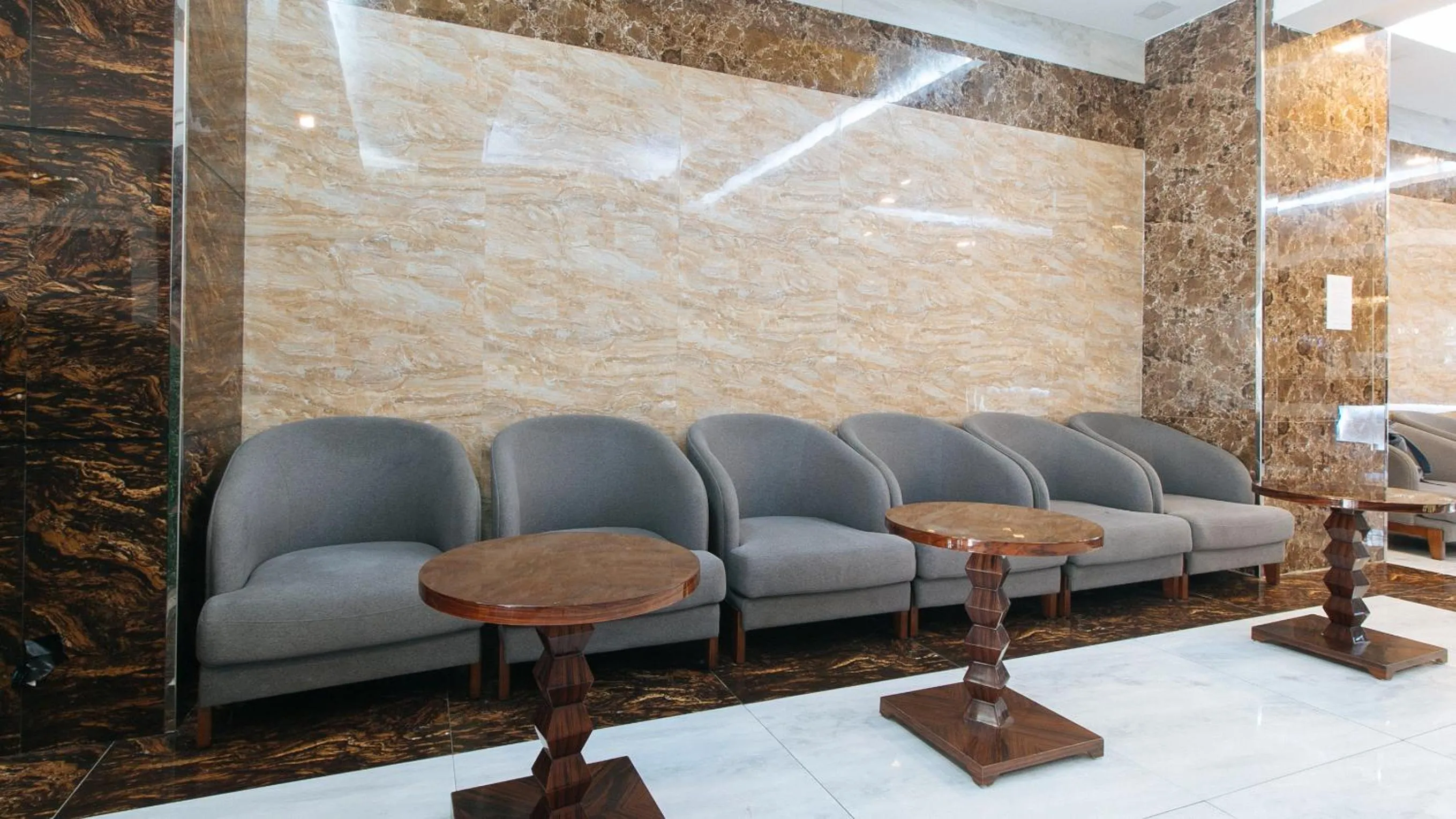 Lobby or reception in RedDoorz Plus at Winter Benitez