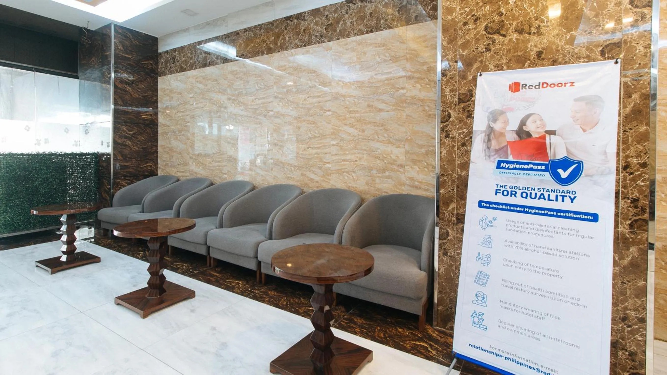 Lobby or reception in RedDoorz Plus at Winter Benitez